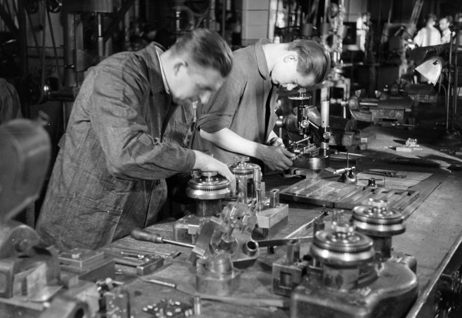 Hungary, Budapest XI., Fehérvári út 70., a Standard Villamossági Rt. (később BHG, Beloiannisz Híradástechnikai Gyár, majd BHG Hiradástechnikai Vállalat)., 1942, Horváth József, gear, microscope, gauge block, Budapest, Fortepan #265072