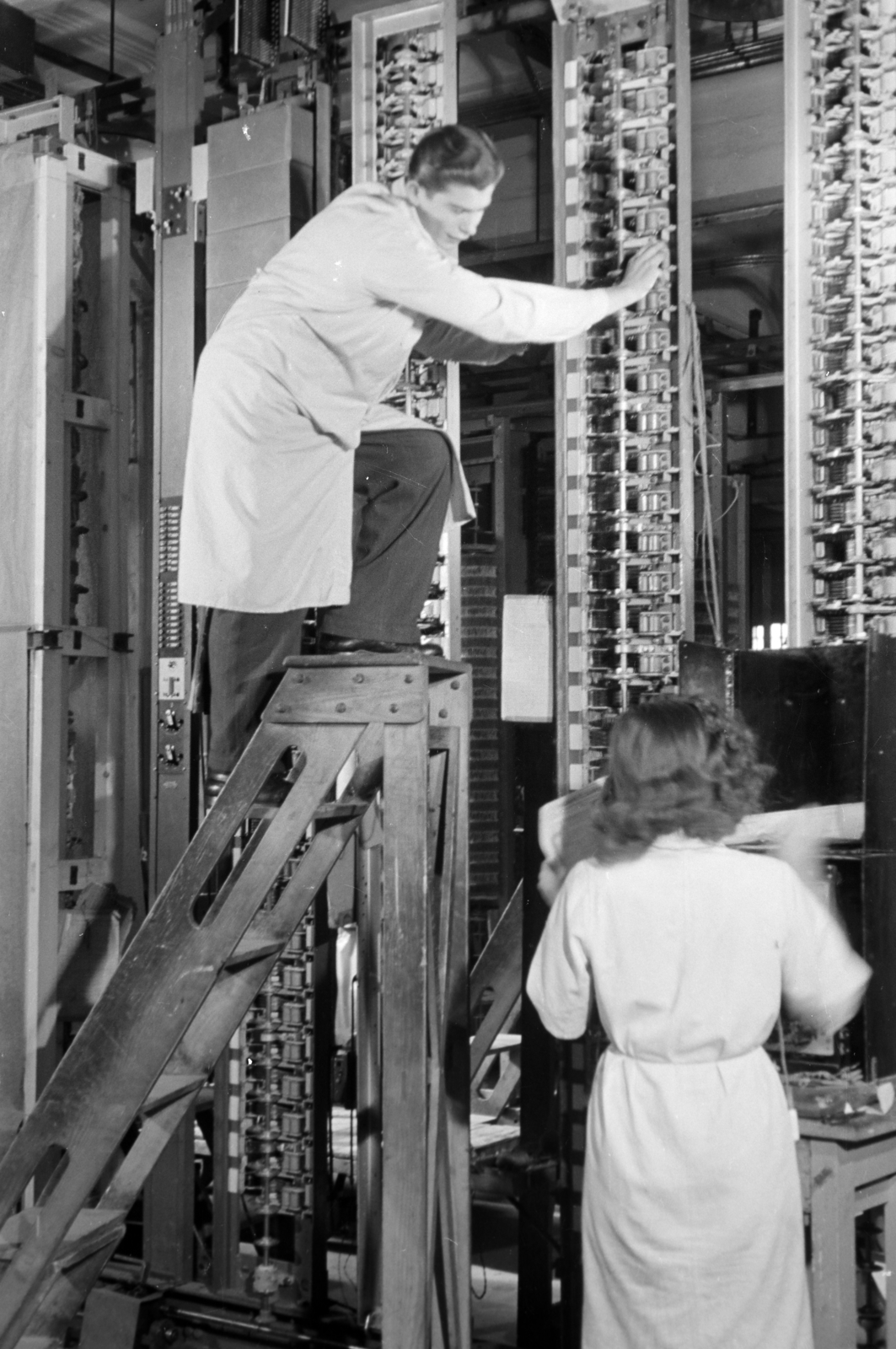 Hungary, Budapest XI., Fehérvári út 70., a Standard Villamossági Rt. (később BHG, Beloiannisz Híradástechnikai Gyár, majd BHG Hiradástechnikai Vállalat), távbeszélőközpont bevizsgálása., 1942, Horváth József, artisan, telephone exchange, Budapest, Fortepan #265077