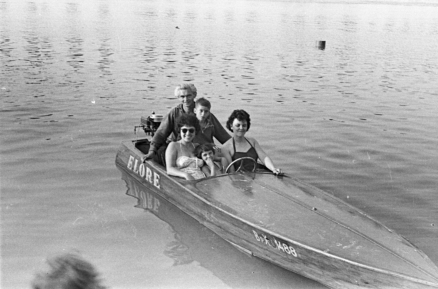 Hungary, Baja, Sugovica (Kamarás-Duna) a Nagy-Pandur szigetnél., 1962, Erky-Nagy Tibor, summer, boat, shades, motorboat, Fortepan #26508