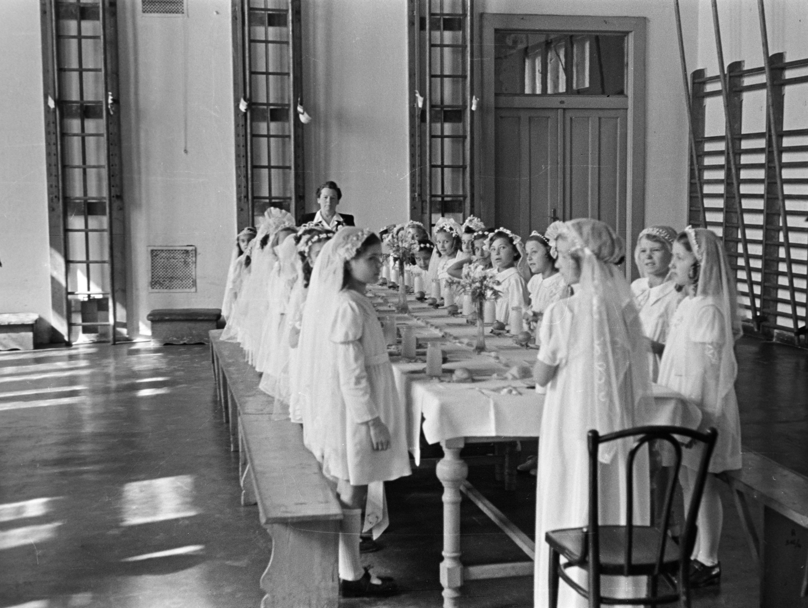 Magyarország, Budapest IX., elsőáldozók a Lenhossék (Szvetenay) utca 28. szám alatti Népiskola tornatermében., 1943, Horváth József, Budapest, fehér ruha, lányok, asztal, Fortepan #265085