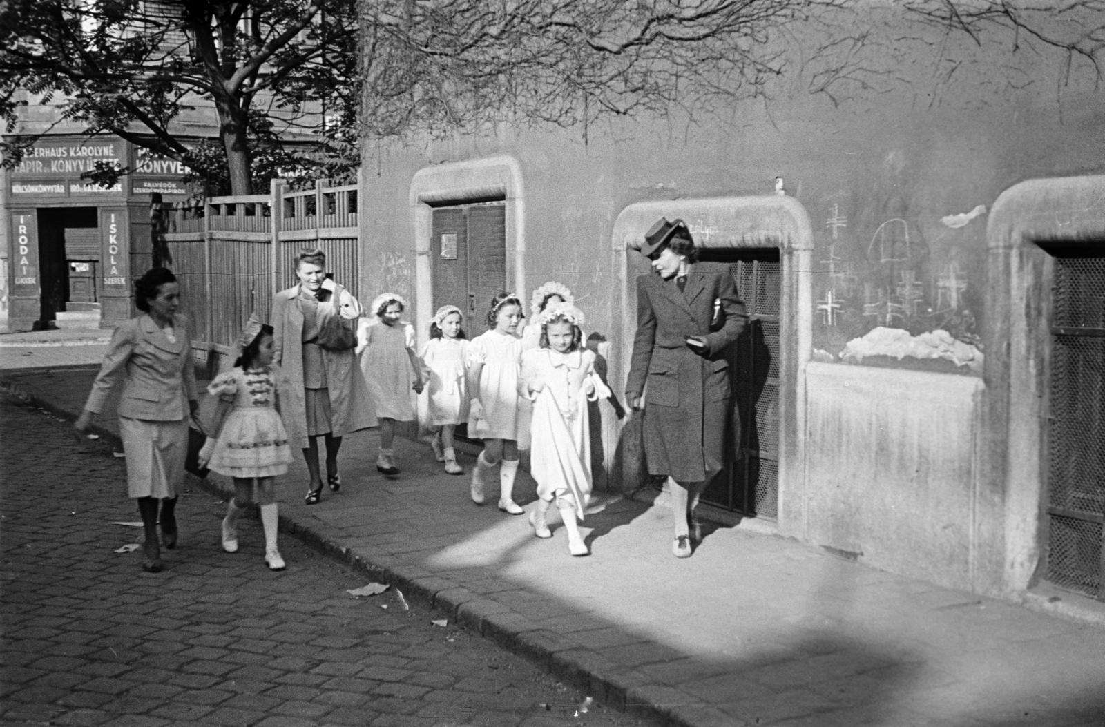 Hungary, Budapest IX., Lenhossék (Szvetenay) utca, elsőáldozók a 24-28 szám alatti iskolaépület előtt, háttérben a Balázs Béla (Ranolder) utca 23-as számú ház látható., 1943, Horváth József, Budapest, Fortepan #265088