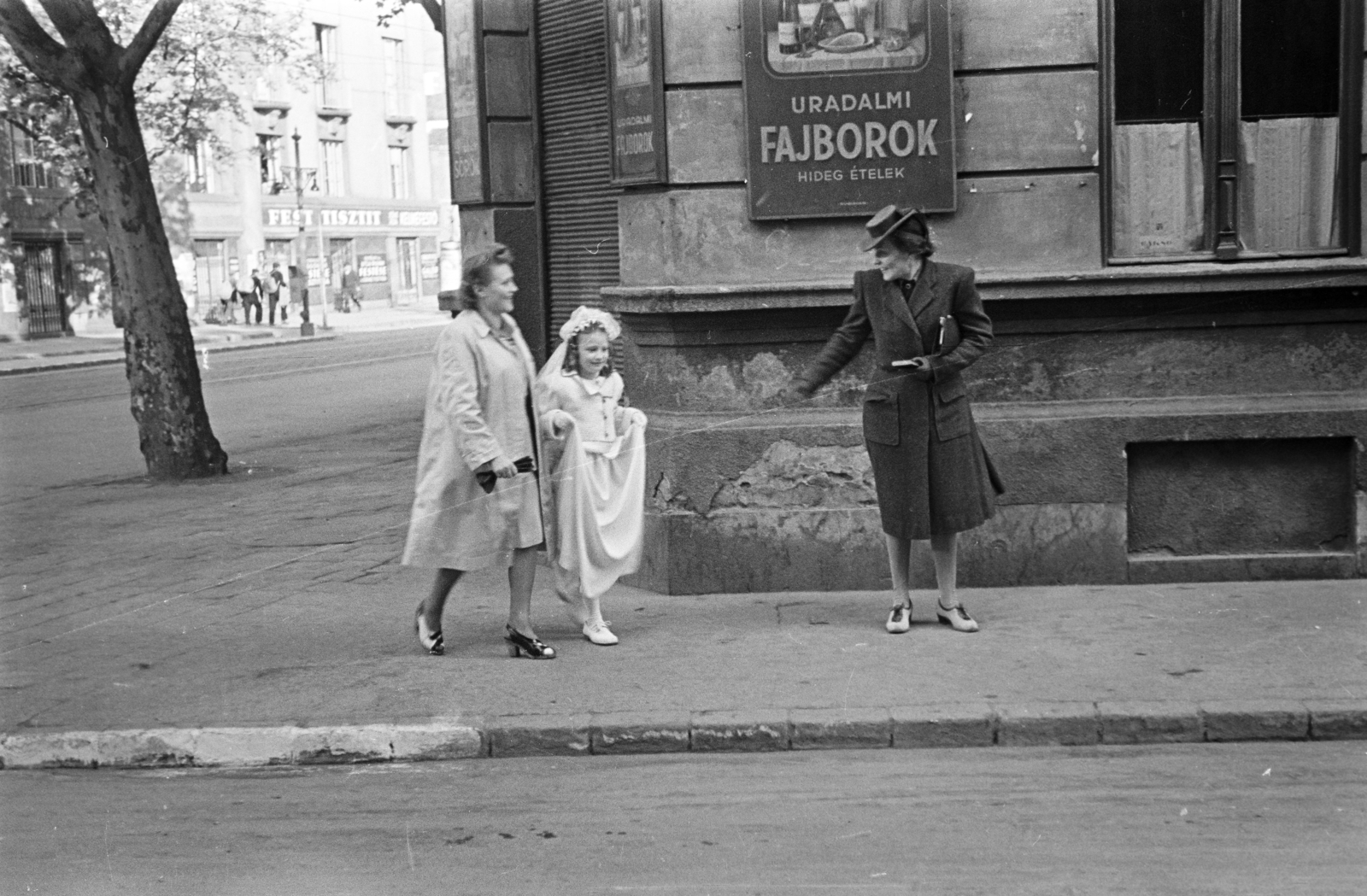 Hungary, Budapest IX., a felvétel a Thaly Kálmán utcában készült, háttérben a Mester utcai villamosmegálló látszik., 1943, Horváth József, Budapest, Fortepan #265090