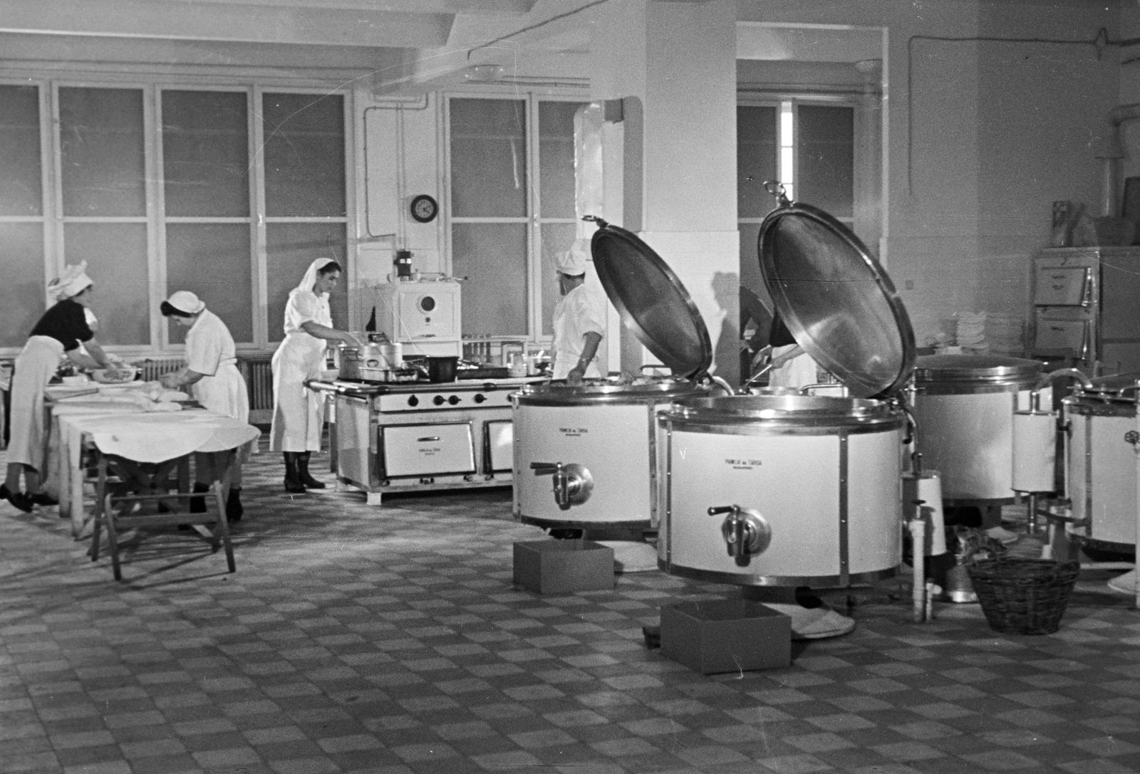 Hungary, Budapest XI., Fehérvári út 70., a Standard Villamossági Rt. (később BHG, Beloiannisz Híradástechnikai Gyár, majd BHG Hiradástechnikai Vállalat), üzemi konyha., 1942, Horváth József, Budapest, Fortepan #265093