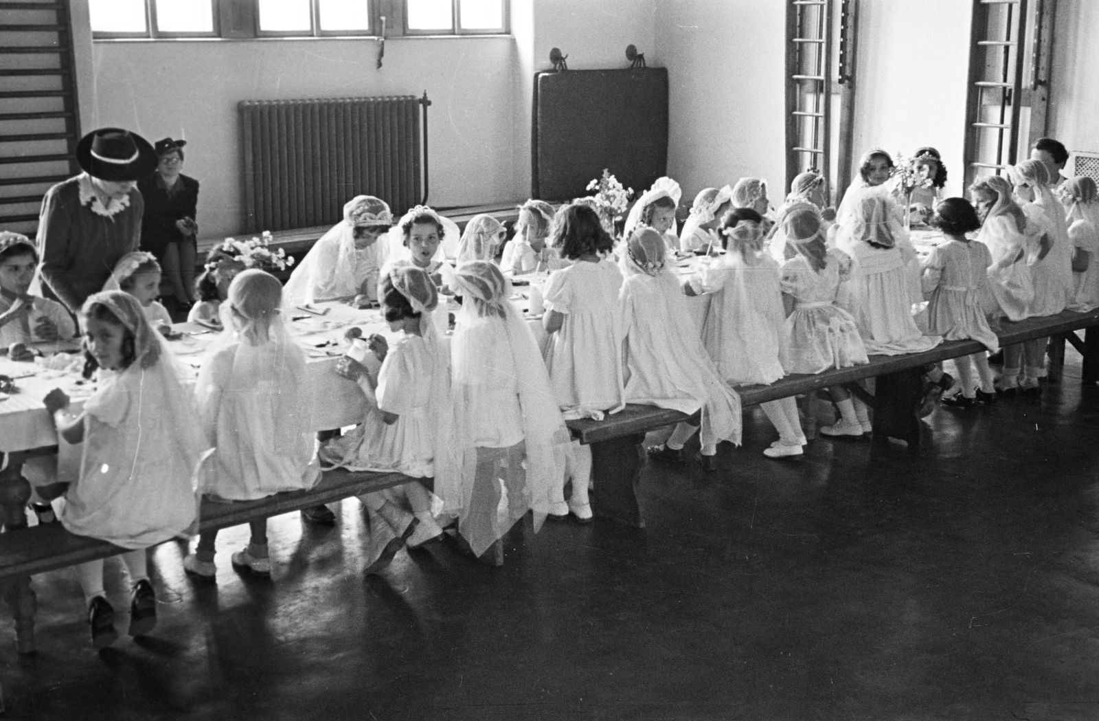 Hungary, Budapest IX., elsőáldozók a Lenhossék (Szvetenay) utca 28. szám alatti Népiskola tornatermében., 1943, Horváth József, Budapest, white dress, girls, table, bench, Fortepan #265095