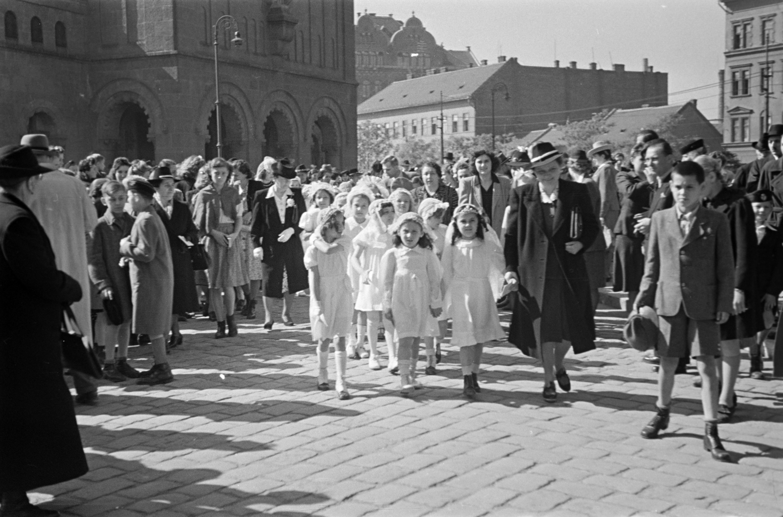 Hungary, Budapest IX., Haller utca, a felvétel a Páli Szent Vince-templom előtt készült, jobbra a háttérben a Mester utca házai., 1943, Horváth József, Budapest, Fortepan #265098