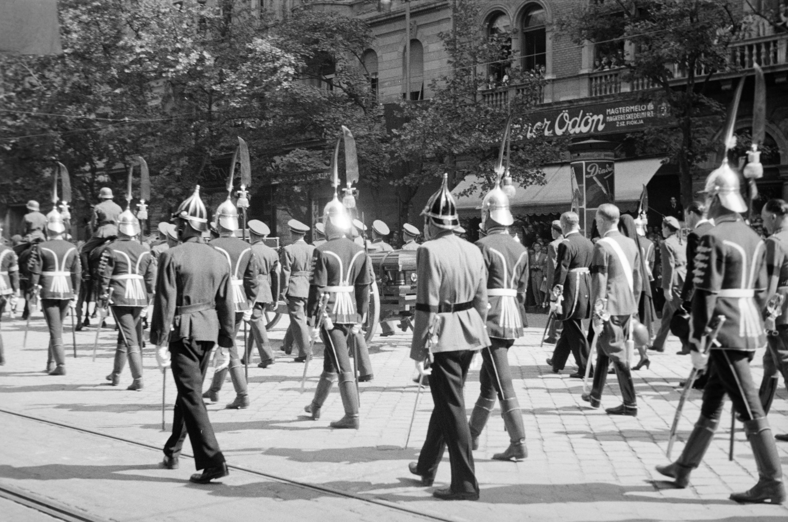Hungary, Budapest VI., Bajcsy-Zsilinszky (Vilmos császár) út, Horthy István temetési menete a Parlamenttől a Keleti pályaudvar felé, 1942. augusztus 27-én. Háttérben a 61. és 59. számú ház., 1942, Horváth József, cop, Budapest, Fortepan #265099