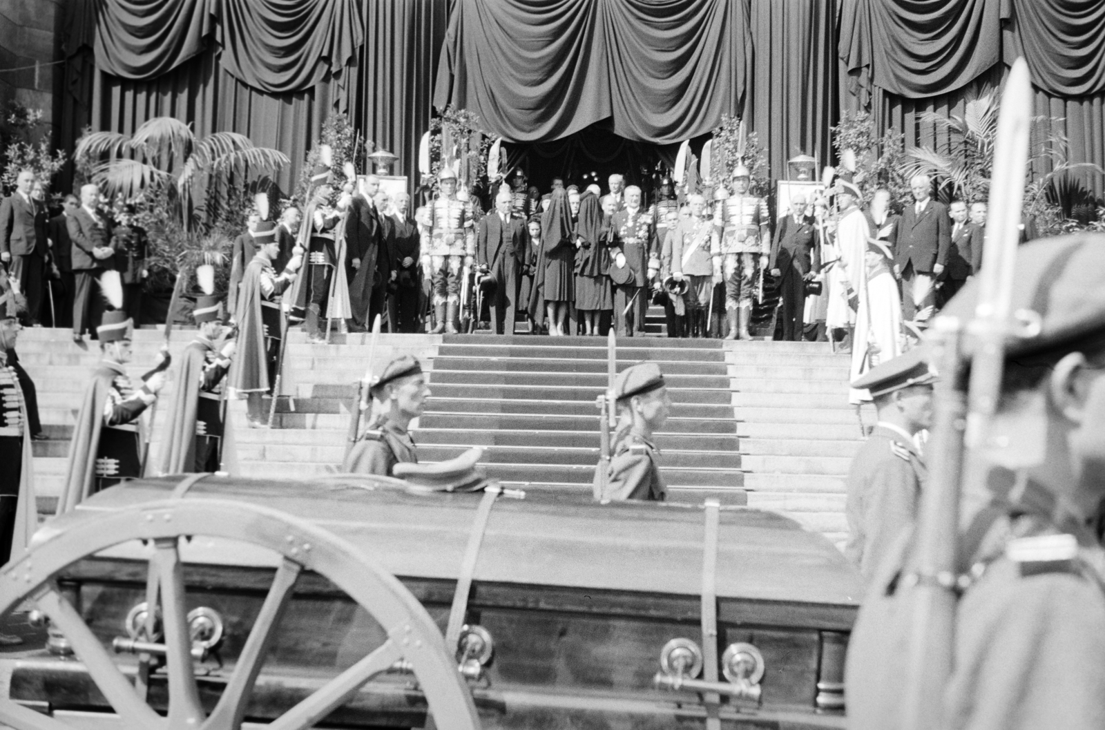 Hungary, Budapest V., Kossuth Lajos tér, a felvétel Horthy István gyászszertartása után a Parlament lépcsőjénél, 1942. augusztus 27-én készült., 1942, Horváth József, Budapest, Fortepan #265103