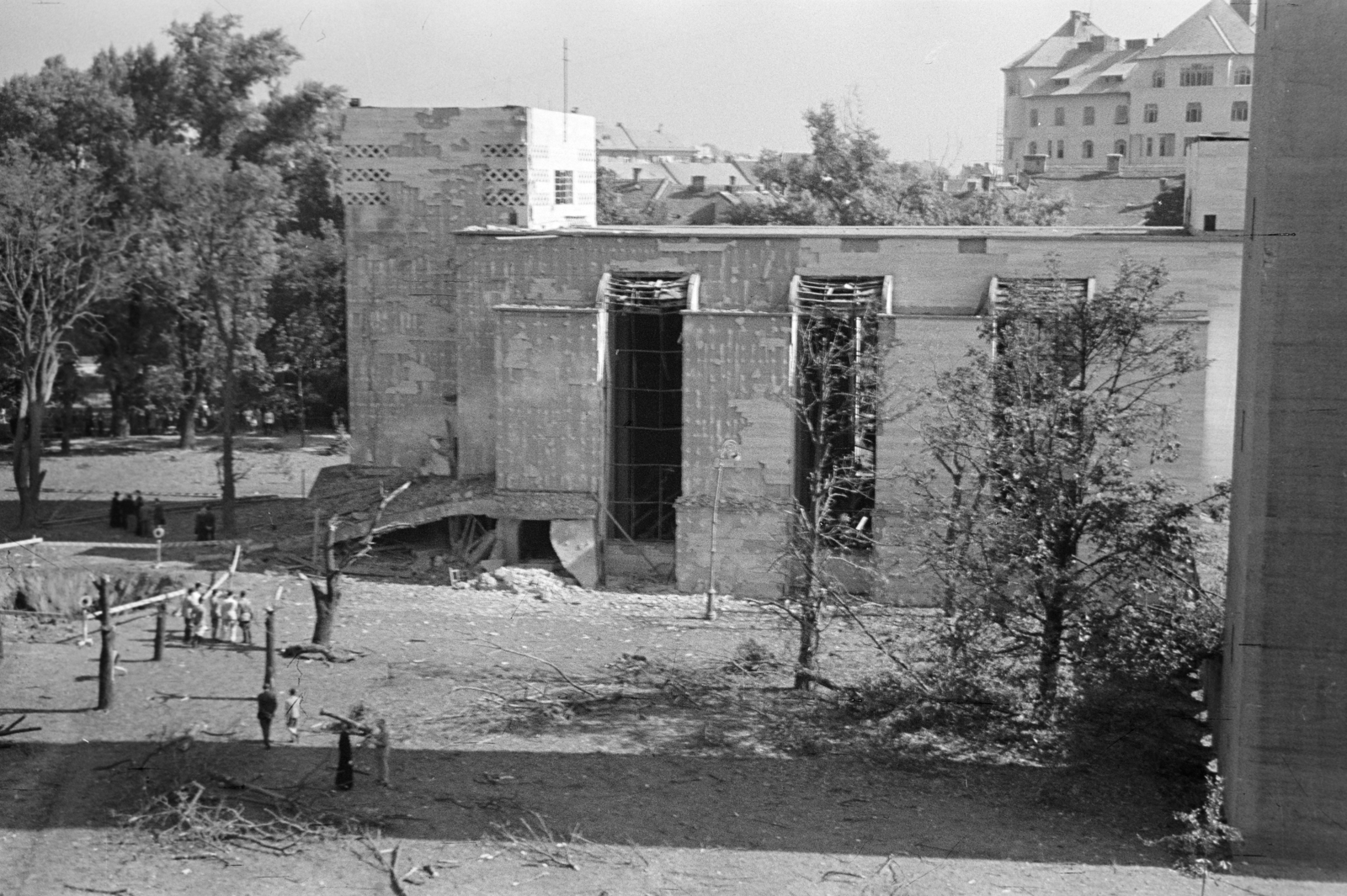 Hungary, Városmajor, Budapest XII., Jézus Szíve-templom. A felvétel az 1942. szeptember 4-i bombatámadás után készült., 1942, Horváth József, Budapest, Fortepan #265113