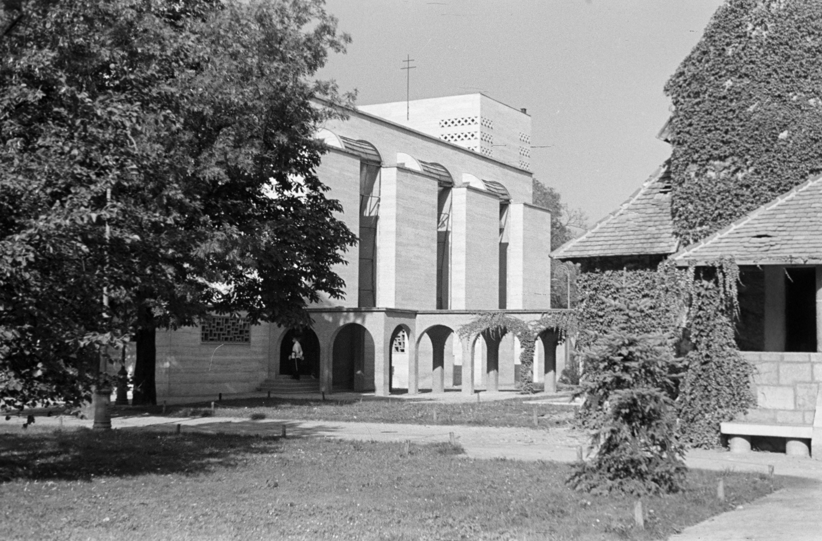 Magyarország, Városmajor, Budapest XII., Jézus Szíve-templom, jobbra a kistemplom., 1942, Horváth József, Budapest, Fortepan #265116