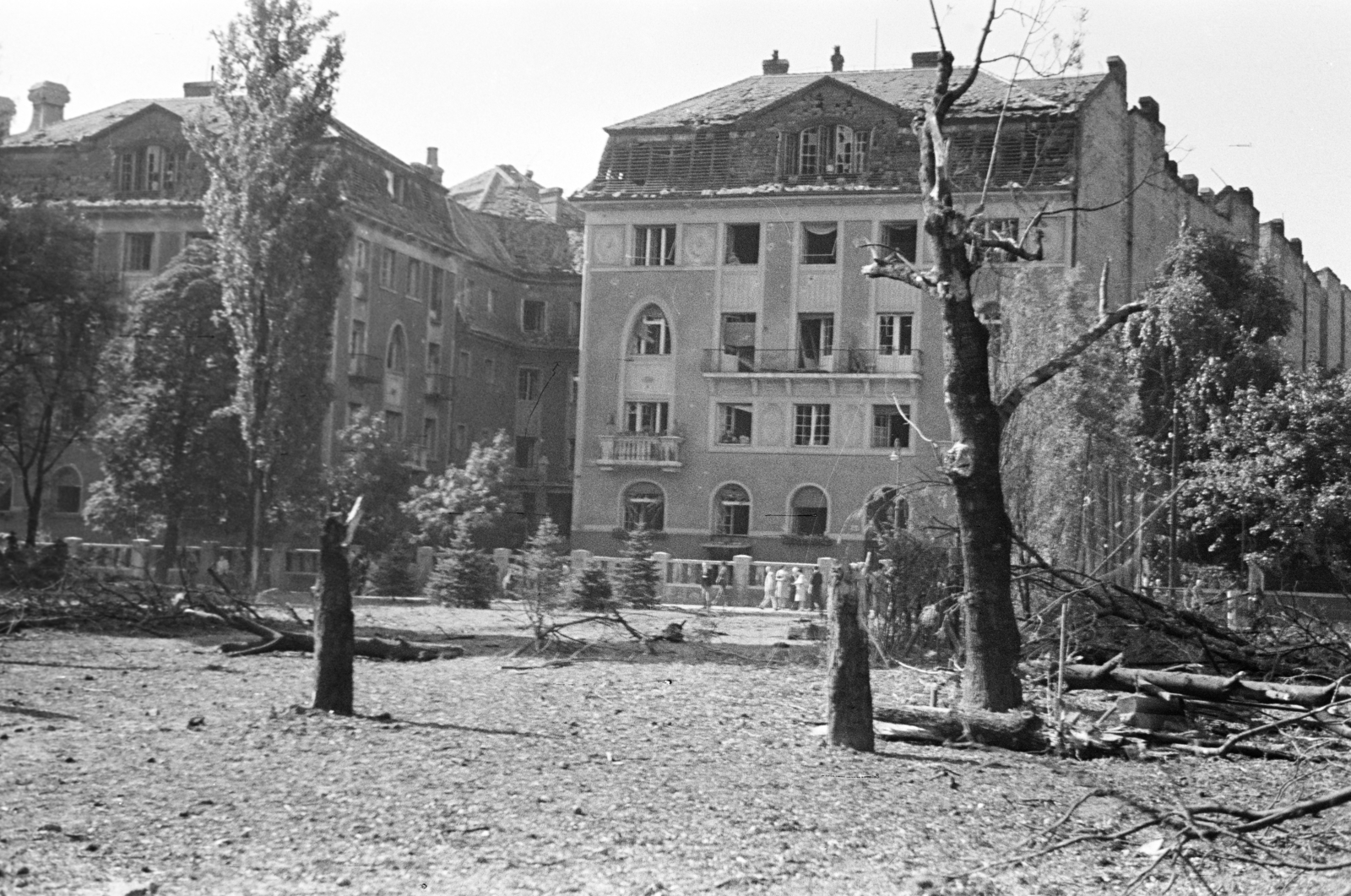 Hungary, Városmajor, Budapest XII., szemben a Maros utca 30-as számú ház. A felvétel az 1942. szeptember 4-i bombatámadás után készült., 1942, Horváth József, Budapest, Fortepan #265118