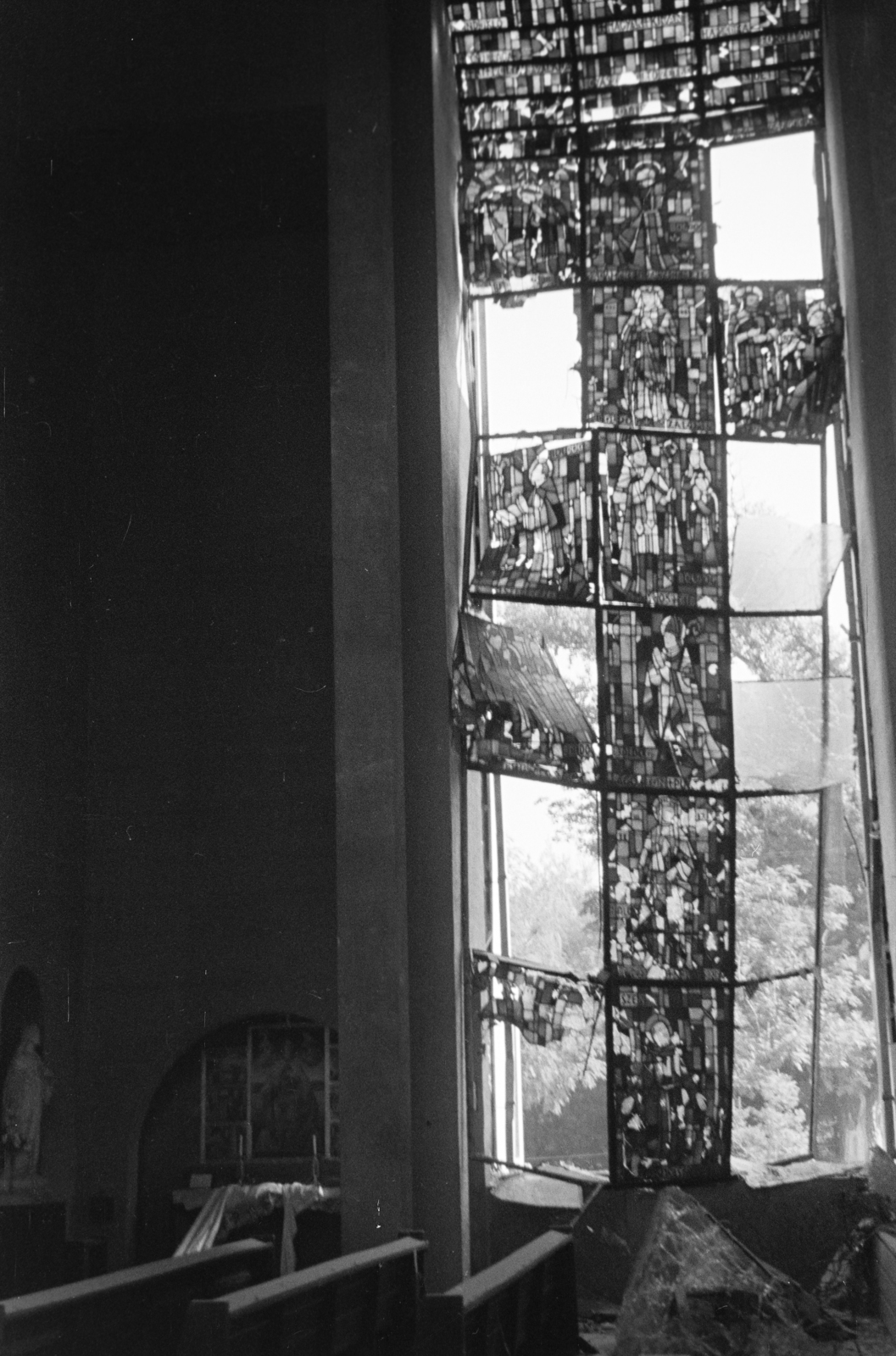 Hungary, Városmajor, Budapest XII., Jézus Szíve-templom. A felvétel az 1942. szeptember 4-i bombatámadás után készült., 1942, Horváth József, Budapest, Fortepan #265119