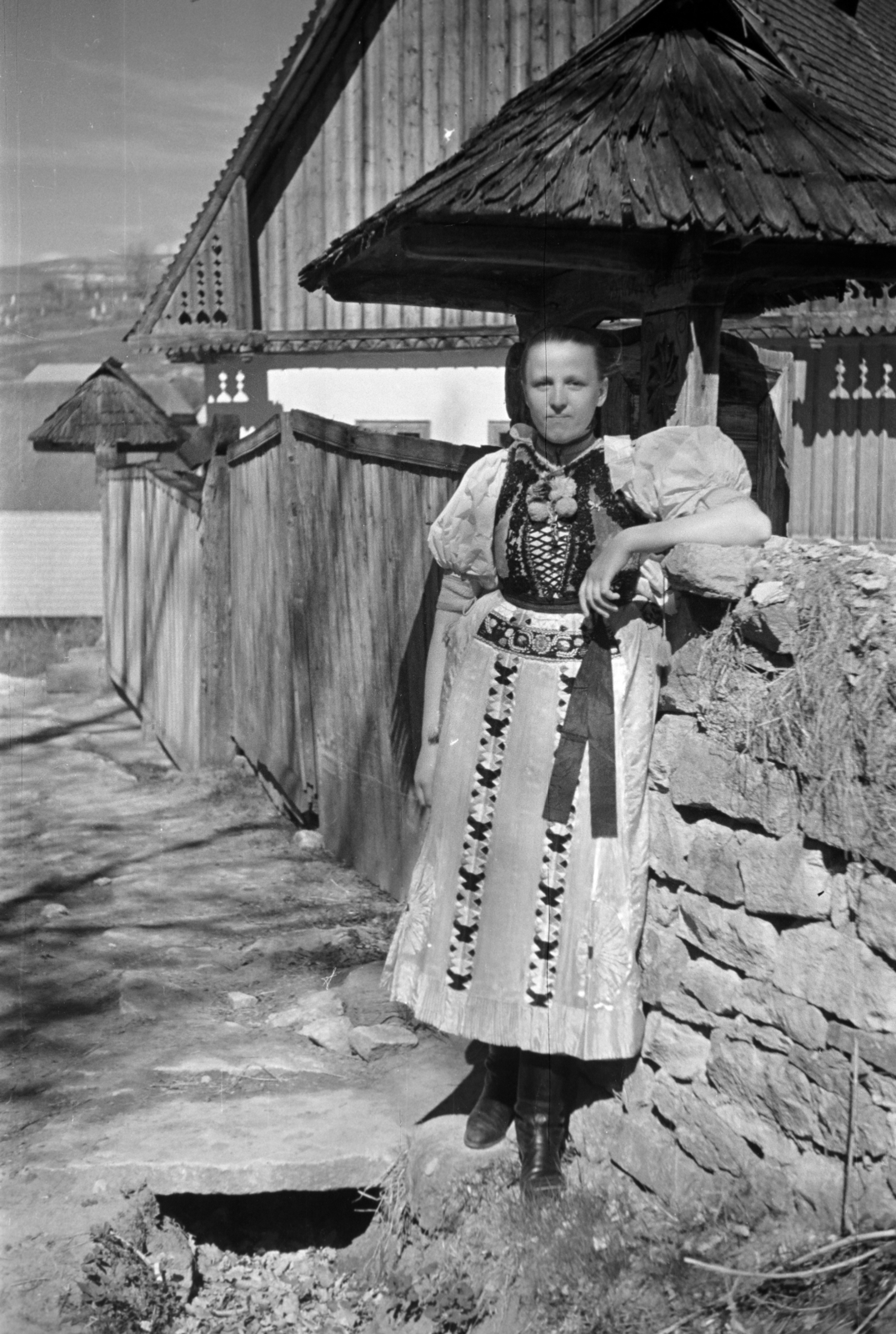 Románia,Erdély, Körösfő, 1944, Horváth József, Kalotaszegi népviselet, népi építészet, népviselet, Fortepan #265131