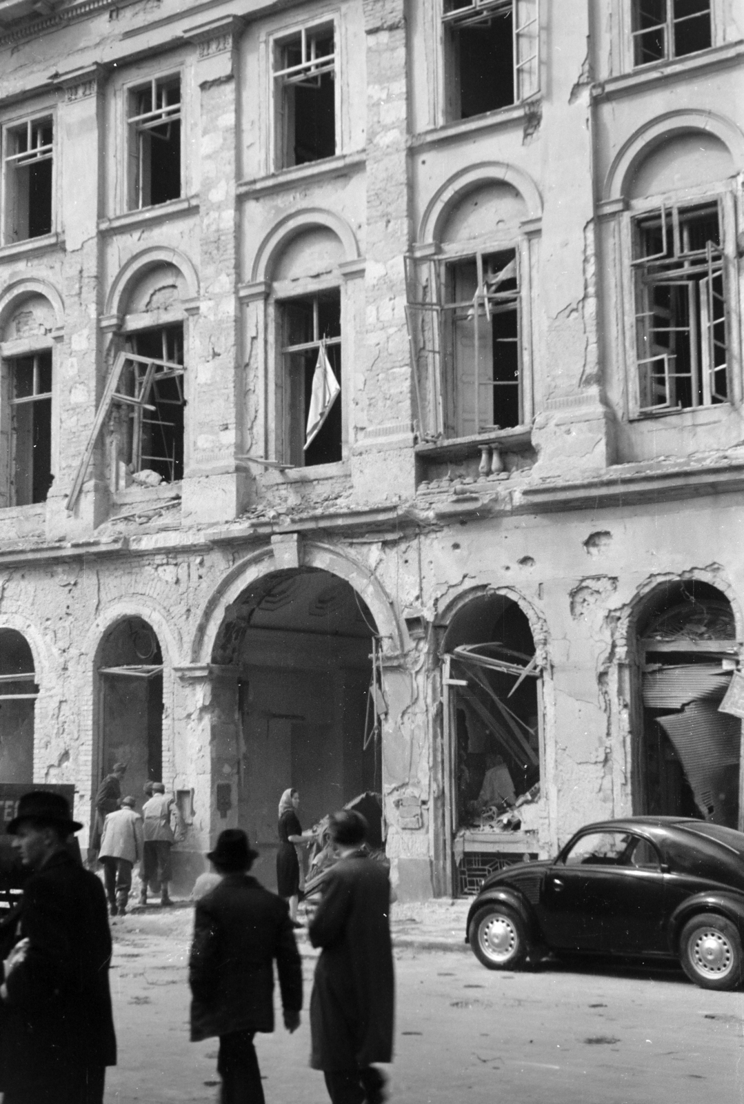 Hungary, Budapest V., József nádor tér 1., a romos Gross-ház., 1944, Horváth József, Budapest, damaged building, labor service, automobile, Steyr-brand, Fortepan #265141