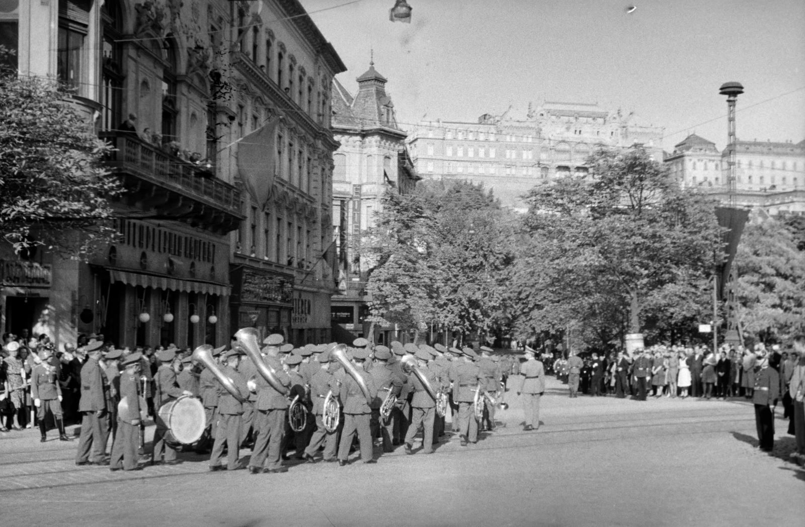 Hungary, Budapest I., a Krisztina körút és az Alagút utca kereszteződése, Horthy István gyászmenete a Déli pályaudvartól a Parlament felé halad, 1942. szeptember 25-én. Szemben fenn a József főhercegi palota a budai Várban., 1942, Horváth József, Budapest, Fortepan #265148