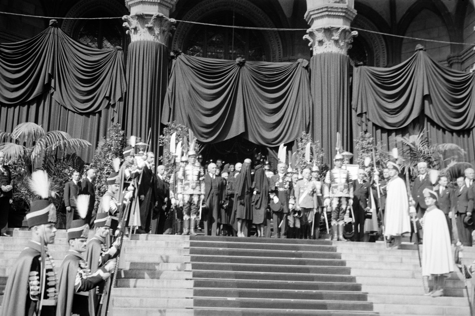 Hungary, Budapest V., Kossuth Lajos tér, a felvétel Horthy István gyászszertartása után a Parlament lépcsőjénél, 1942. augusztus 27-én készült., 1942, Horváth József, Best of, Budapest, Fortepan #265153