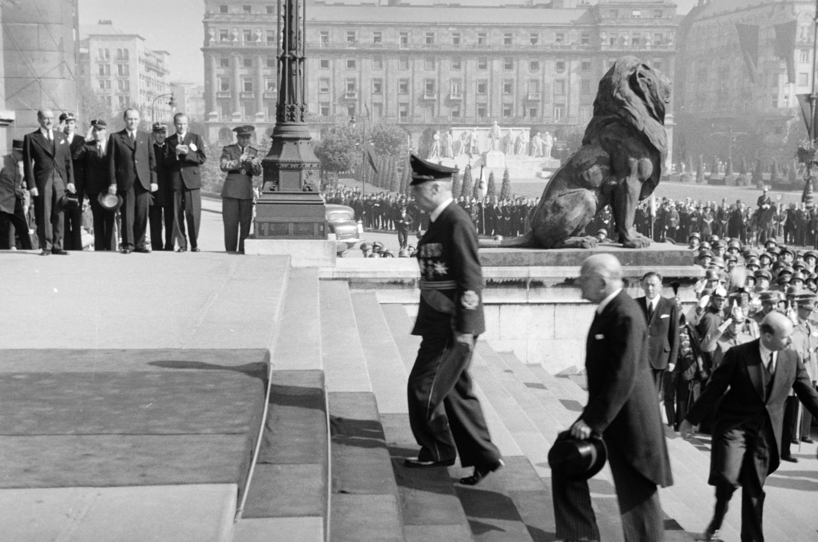 Hungary, Budapest V., Kossuth Lajos tér, a felvétel a Parlament főbejárata előtt készült. Ribbentrop német külügyminiszter érkezik Horthy István gyászszertartására 1942. augusztus 27-én.., 1942, Horváth József, Budapest, Fortepan #265155