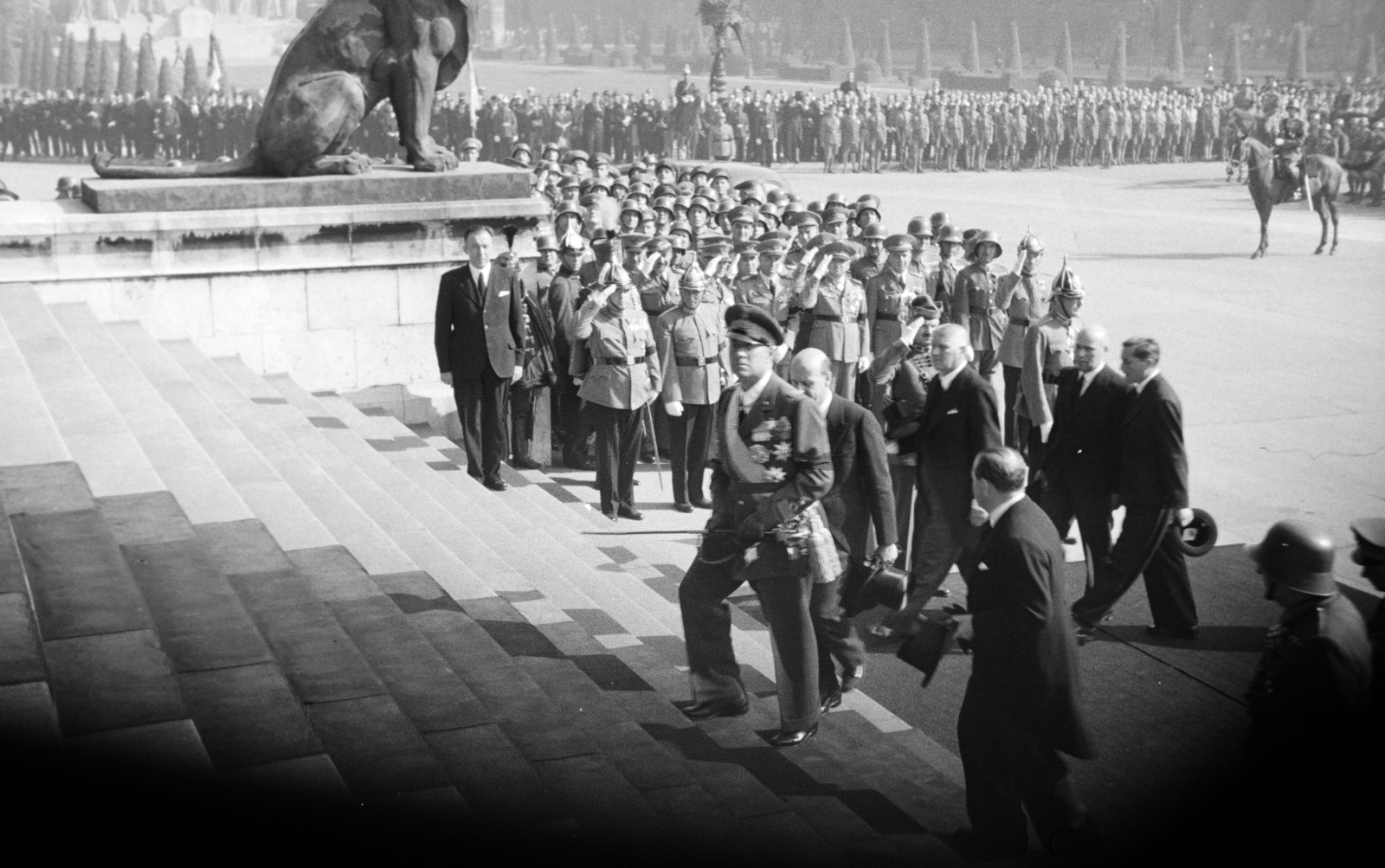 Hungary, Budapest V., Kossuth Lajos tér, a felvétel az Országház főbejárata előtt készült. Küldöttség ézkezése Horthy István gyászszertartására 1942. augusztus 27-én.., 1942, Horváth József, Budapest, Fortepan #265156
