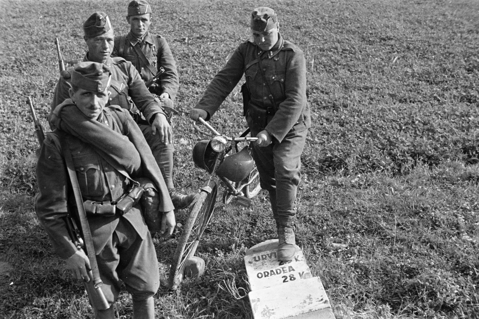 Romania,Transylvania, Észak-Erdély, a felvétel a magyar csapatok bevonulása idején készült., 1940, Horváth József, Best of, bicycle, territorial gain, blanket, gun, Hungarian soldier, cycling corps, Fortepan #265158