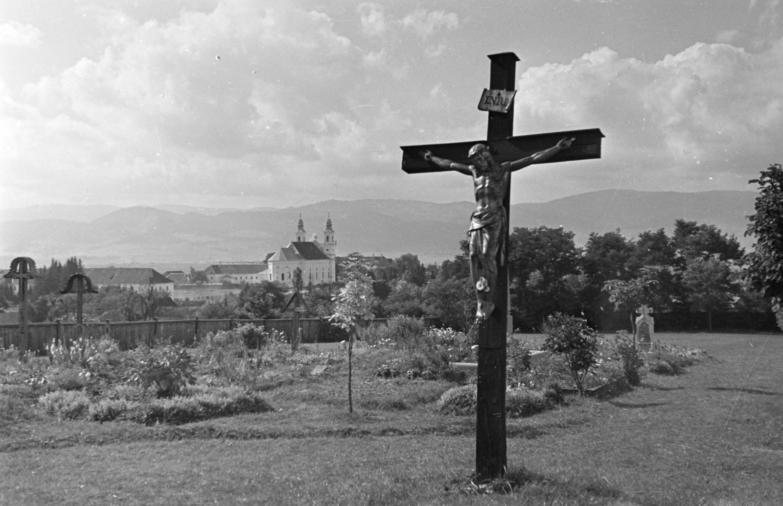 Romania,Transylvania, Miercurea Ciuc, Csobotfalvi temető, távolban a csíksomlyói Kegytemplom, 1940, Horváth József, church, crucifix, cemetery, Fortepan #265161