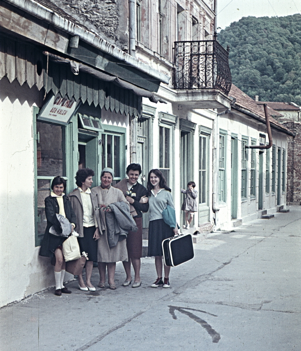 Romania, Ada Kaleh, 1964, Erky-Nagy Tibor, colorful, shop, tableau, smile, women, suitcase, travelling, balcony, girl, Fortepan #26518