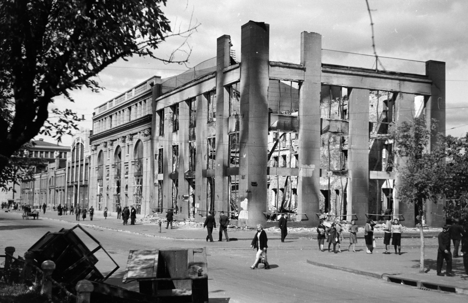 Ukrajna, Dnyipro, Dmitro Javornickij (Marx Károly) sugárút, jobbra a Vjacseszlav Lipinszkij (Centralnaja) utca, szemben a Pajtorg áruház romjai., 1941, Horváth József, Fortepan #265182