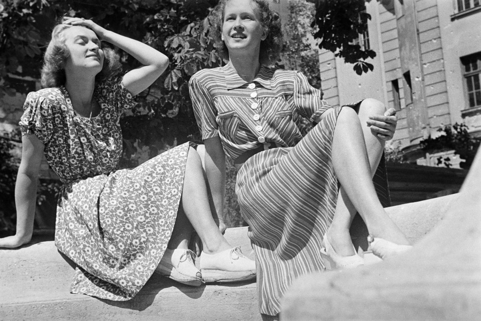 Hungary, Budapest VIII., a felvétel a Pollack Mihály tér 3. és 4. közötti telken (ekkor Eszterházy utca 28.) készült, háttérben a Bródy Sándor utca 5-7-hez tartozó épület., 1946, Horváth József, Budapest, lady, summer dresses, youth, bullet hole, striped dress, Fortepan #265186