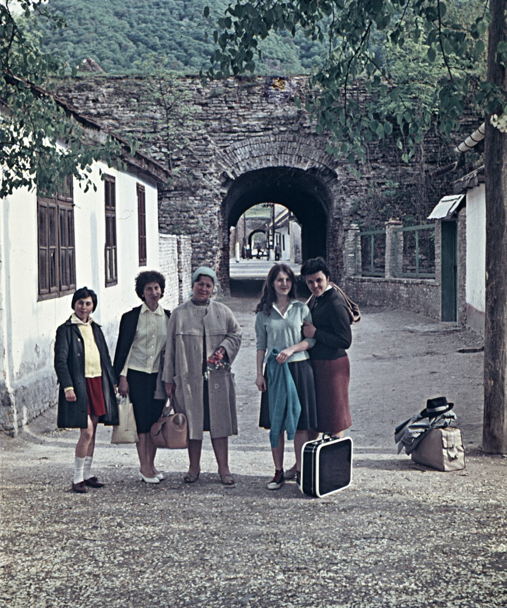 Romania, Ada Kaleh, 1964, Erky-Nagy Tibor, hat, colorful, gate, tableau, women, suitcase, travelling, spring, girl, passage, stone wall, Fortepan #26519