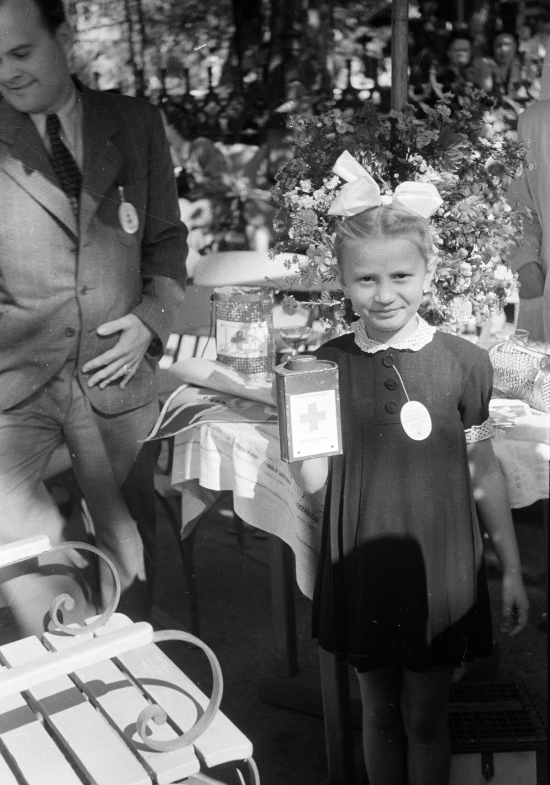 Hungary, Budapest IX., adománygyűjtés a Szent István Kórház parkjában., 1943, Horváth József, charity, Budapest, girl, money-box, Fortepan #265206