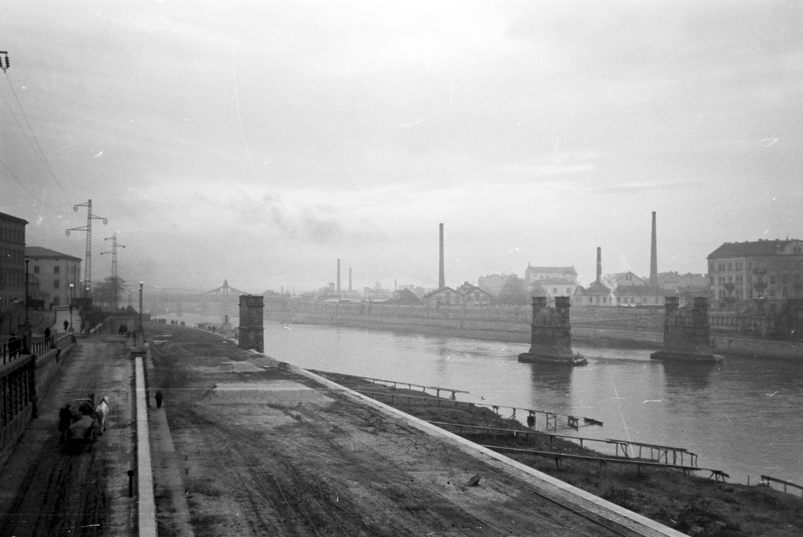 Lengyelország, Krakkó, Visztula (Wisła) folyó, előtérben a vasúti híd pillérei, háttérben a III. Most / Most Krakusa (később a Most Powstańców Śląskich épült fel a helyén)., 1941, Horváth József, eltűnt, Fortepan #265236
