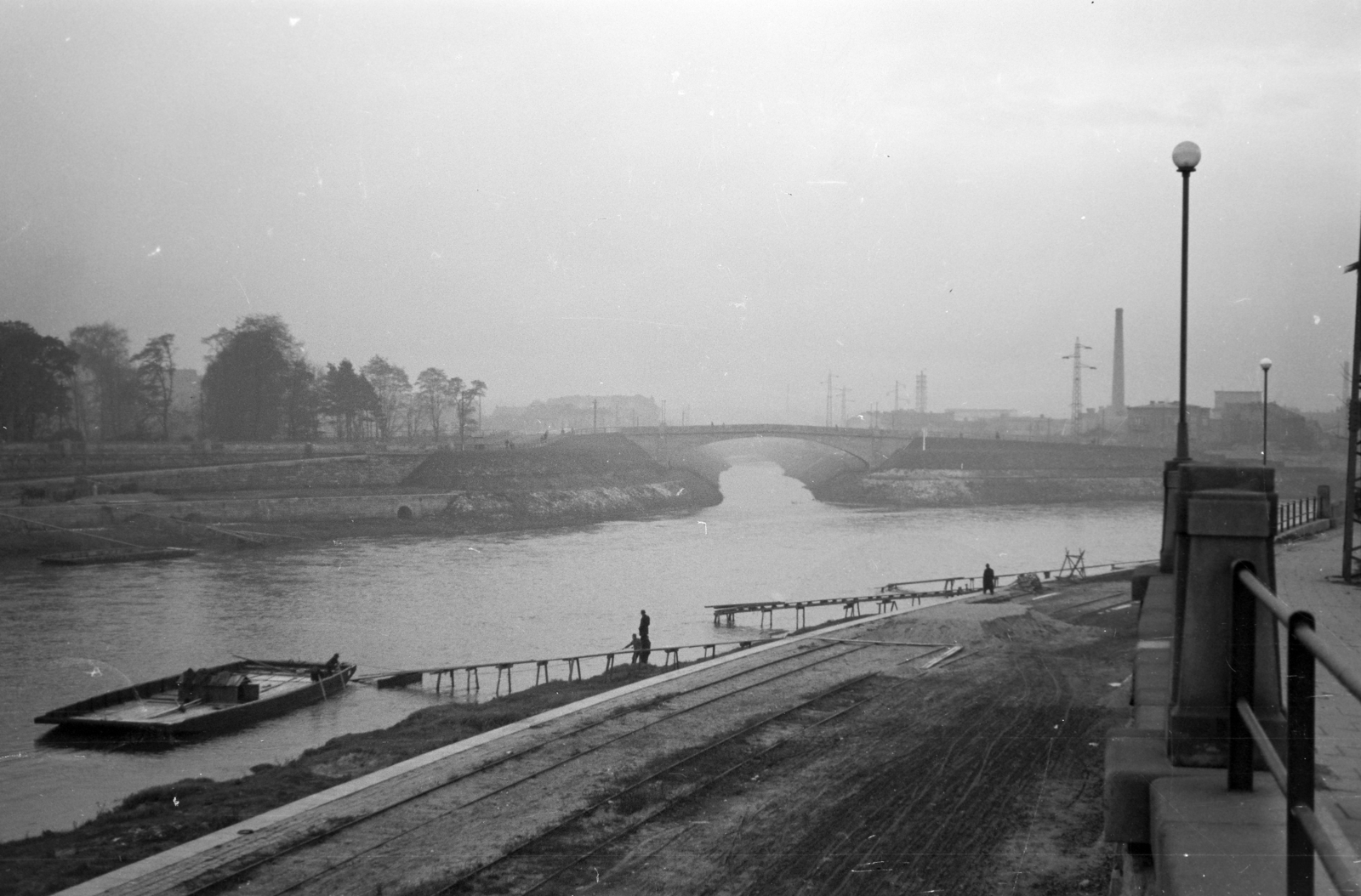 Lengyelország, Krakkó, Visztula (Wisła) folyó, szemben a Wilga folyó torkolata és ott a Retmański híd (Most Retmański)., 1941, Horváth József, Fortepan #265237