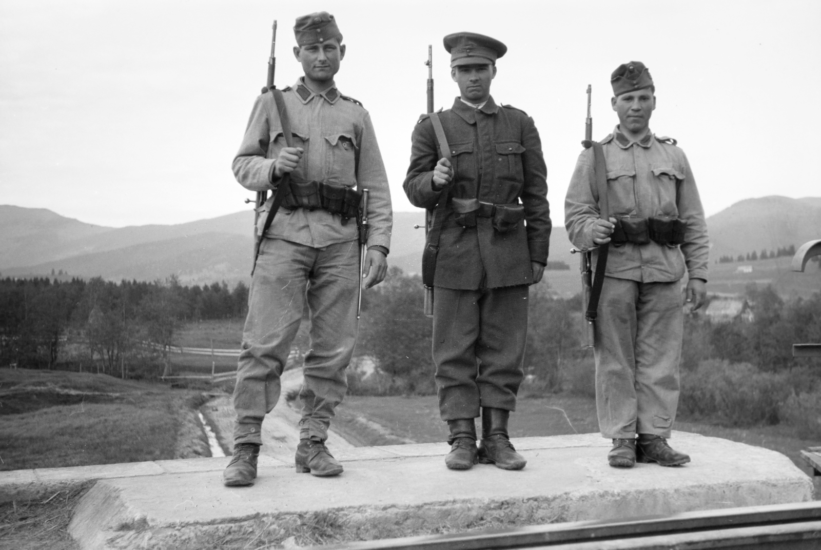 Romania,Transylvania, magyar és román határőrök a magyar-román határon., 1940, Horváth József, Hungarian soldier, guard, Czechoslovak soldier, three people, Fortepan #265247