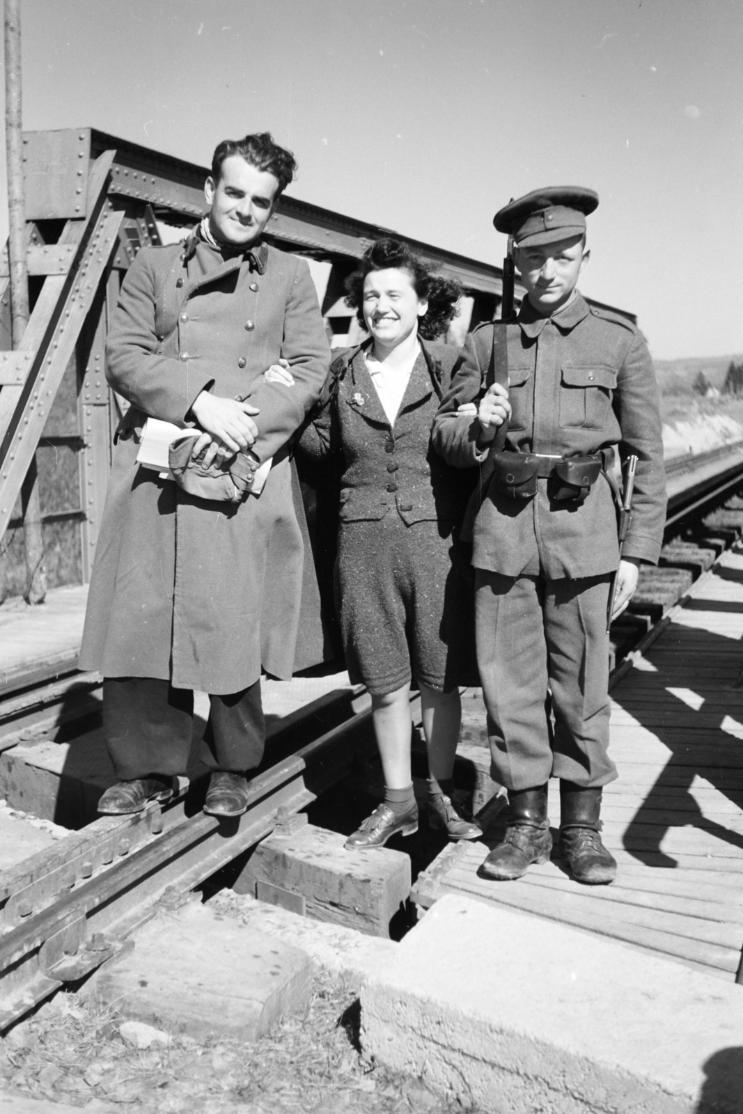 Romania,Transylvania, magyar-román határ a Tesna patak feletti vasúti hídon., 1940, Horváth József, railway bridge, guard, Czechoslovak soldier, Fortepan #265250