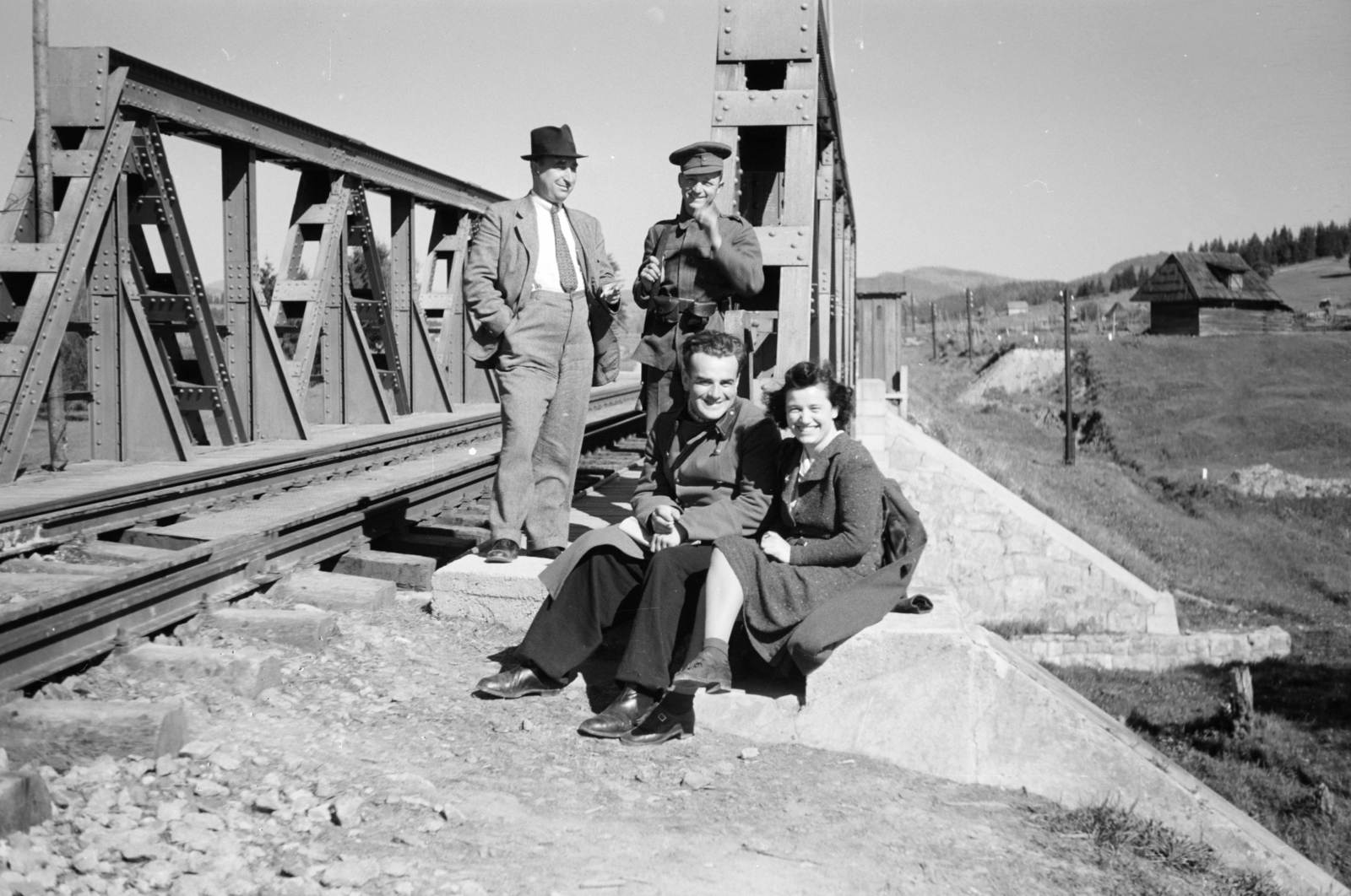 Romania,Transylvania, magyar-román határ a Tesna patak feletti vasúti hídon., 1940, Horváth József, railway bridge, guard, Czechoslovak soldier, Fortepan #265251