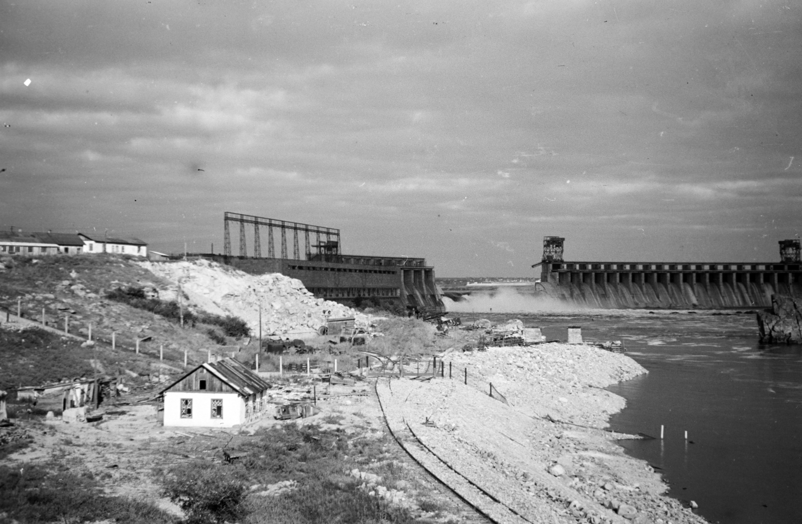 Ukraine, Zaporizhzhia, (ekkor Zaporozsje), a visszavonuló szovjet csapatok által felrobbantott Dnyeperi vízerőmű., 1941, Horváth József, eastern front, Fortepan #265269