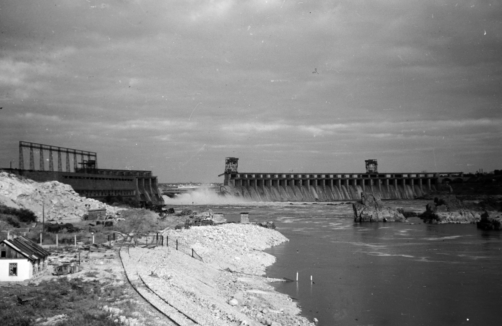 Ukraine, Zaporizhzhia, (ekkor Zaporozsje), a visszavonuló szovjet csapatok által felrobbantott Dnyeperi vízerőmű., 1941, Horváth József, eastern front, Fortepan #265270