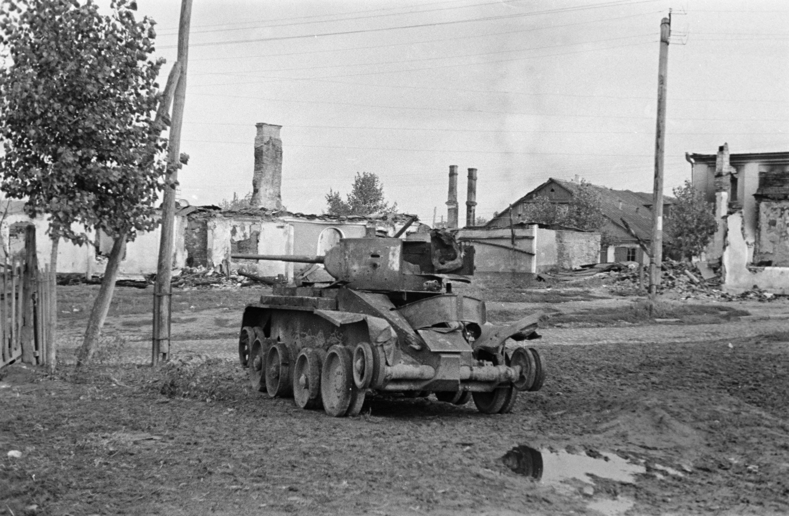 Ukraine, Tulcsin, 1941, Horváth József, wreck, BT-5, tank, eastern front, Fortepan #265274