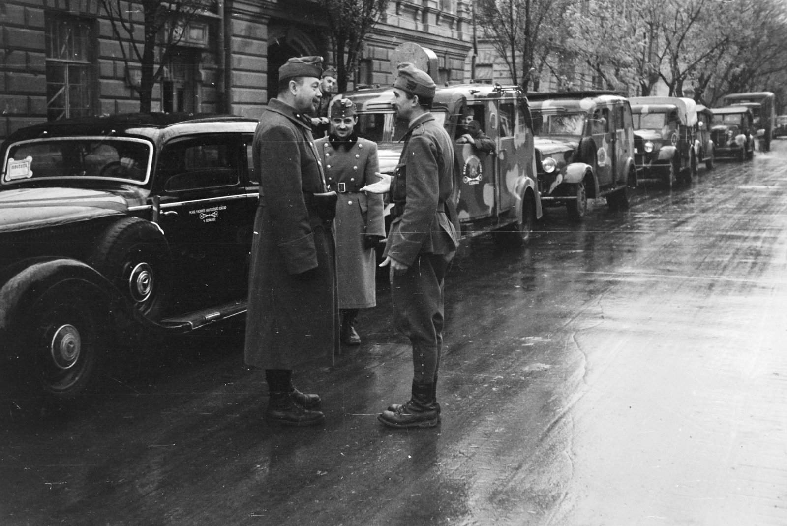 Ukraine, Dnipro, vulicja Mihajla Hrusevszkoho (Karla Libknehta) a Troicka (Cservona) ploscsa felől., 1941, Horváth József, soldier, convoy, officer, talks, Fortepan #265280