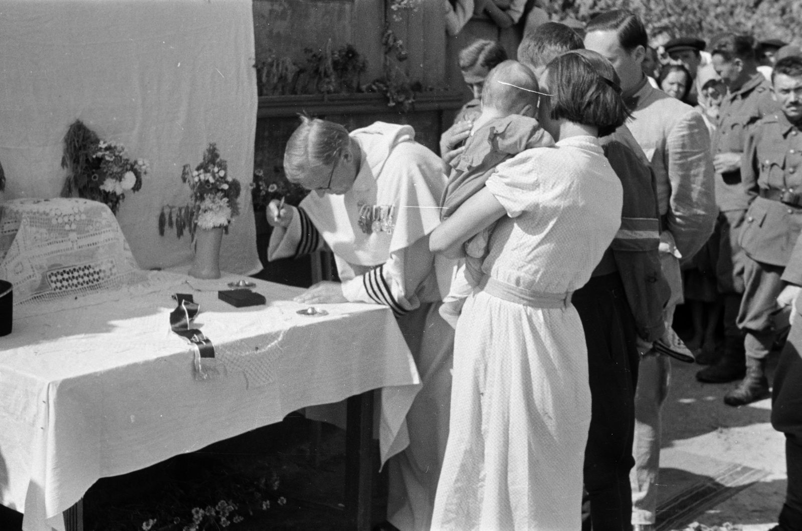 Ukraine, (ekkor Krivoj Rog), Hajnal András domonkos szerzetes, tábori lelkész, a magyar katonáknak tartott mise után a mai Szent Miklós téren (szkver Szvjatoho Mikolaja)., 1941, Horváth József, eastern front, Fortepan #265316