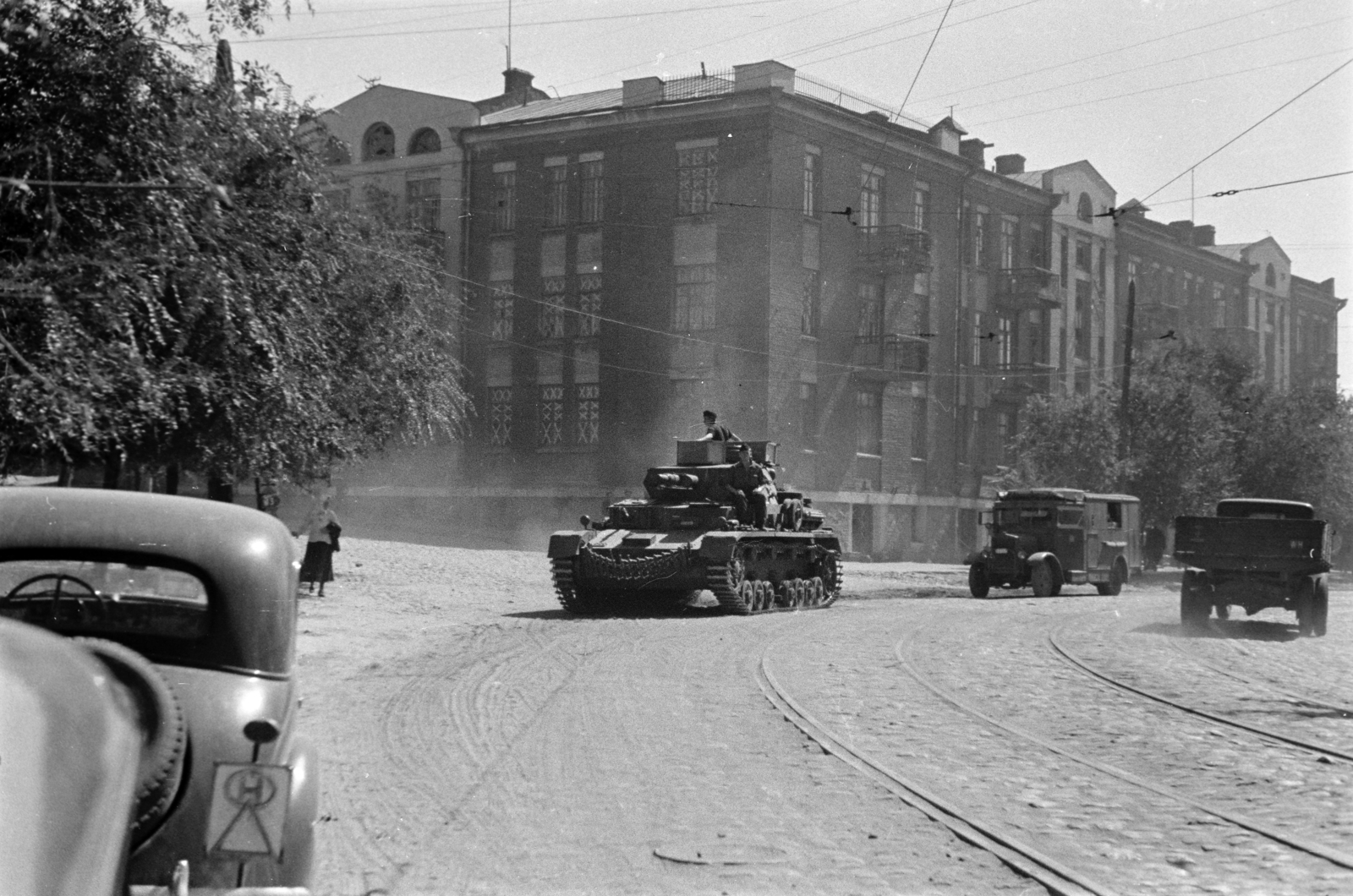 Ukraine, (ekkor Krivoj Rog), Szent Miklós (Lenin) utca (vulicja Szvjato-Mikolaijvszka), balra a Kaunaska utca torkolata., 1941, Horváth József, eastern front, tank, Fortepan #265326