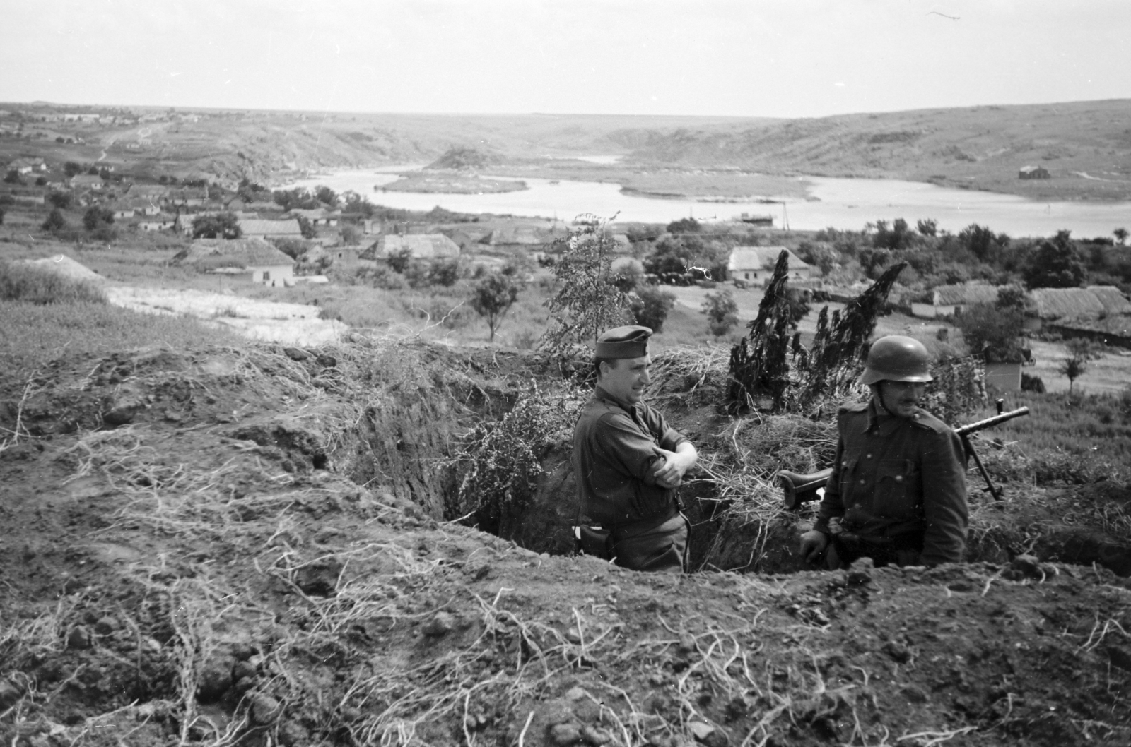 Ukraine, a magyar hadsereg tüzelőállása a Déli-Bug mellett, valószínű Gajvoron közelében., 1941, Horváth József, eastern front, trench, Fortepan #265329