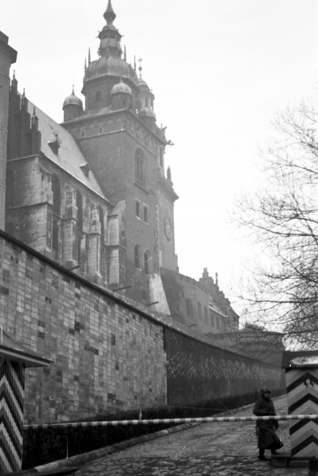 Poland, Kraków, Királyi Palota (Wawel), Szent Szaniszló és Szent Vencel székesegyház., 1941, Horváth József, steeple, German soldier, SS-organisation, sentry-box, barrier, Fortepan #265343