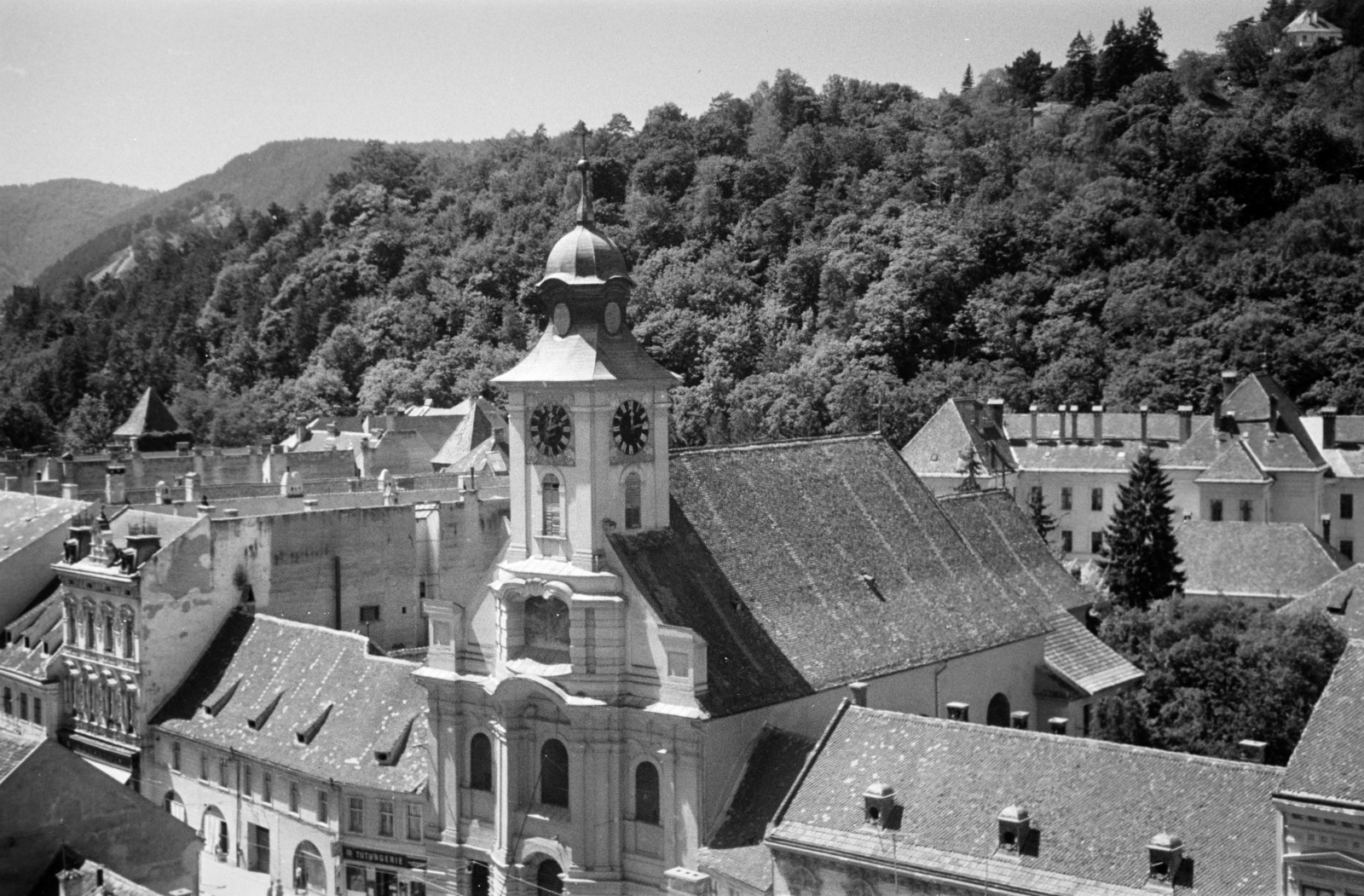 Románia,Erdély, Brassó, kilátás a Kolostor utca (Strada Mureșenilor) házsora és a Szent Péter és Pál-templom felé., 1940, Horváth József, Fortepan #265359