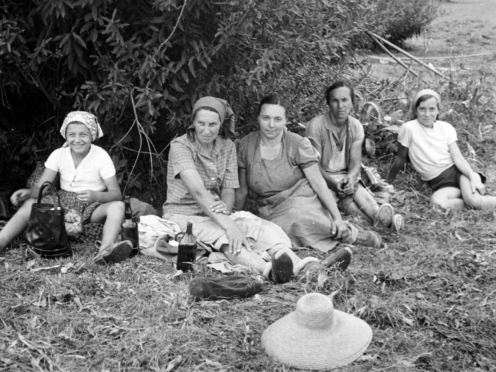 1940, Horváth József, straw hat, relaxation, sitting on the ground, Fortepan #265361