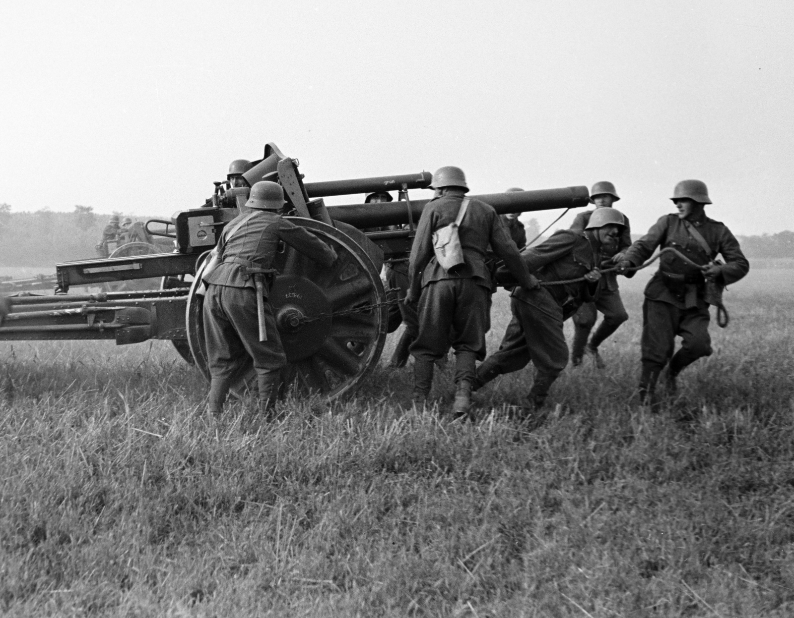 Hungary, a Magyar Királyi Honvédség tábori tüzérségének hadgyakorlata., 1940, Horváth József,  10.5 cm leFH 18 howitzer, artillery, ordnance, cannon, Fortepan #265369