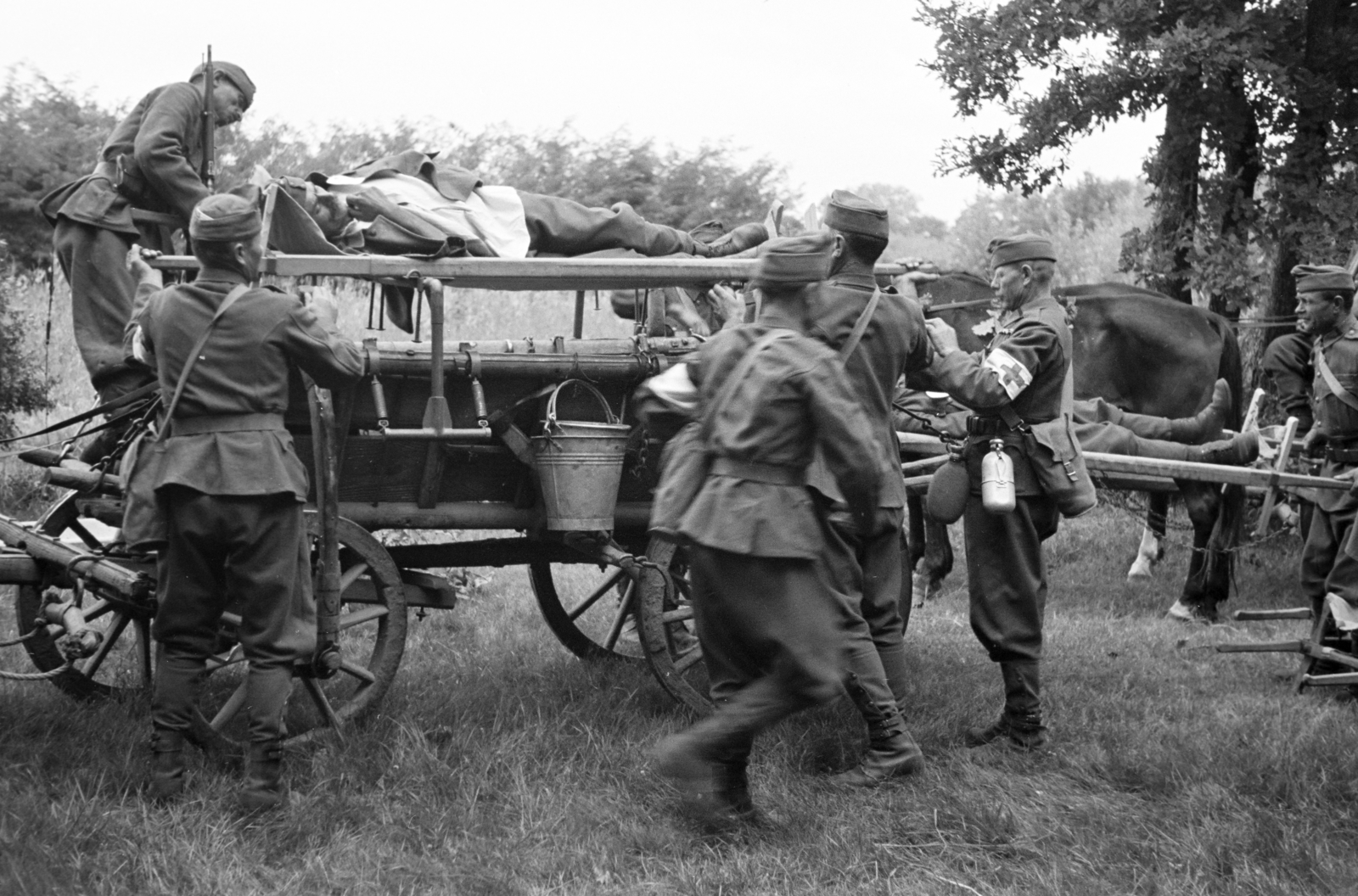 Hungary, sebesültszállítást gyakorló katonák. A dr. Frank orvos tábornok tervezte, hordágyfüggesztővel felszerelt, országos jármű / katonai célokra kifejlesztett, alkatrészeiben szabványosított faanyagú, ló vontatta szekér., 1940, Horváth József, Horse-drawn carriage, armband, chariot, wounded, ambulance, bucket, Fortepan #265374