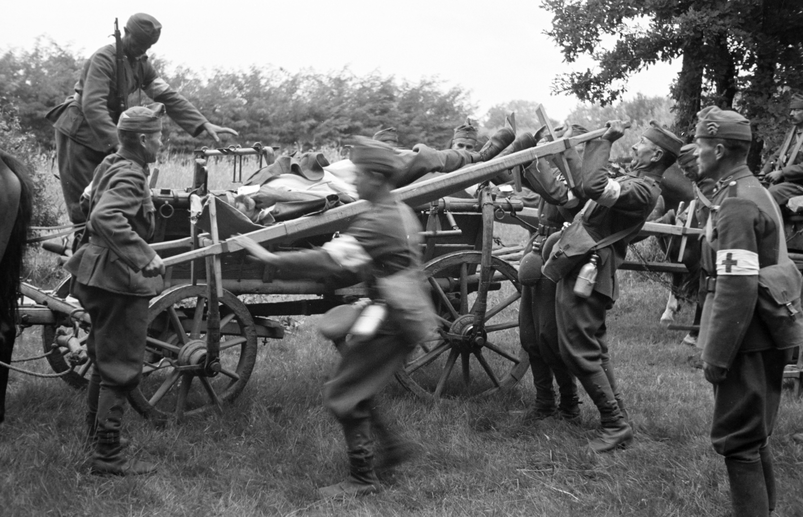 Hungary, sebesültszállítást gyakorló katonák. A dr. Frank orvos tábornok tervezte, hordágyfüggesztővel felszerelt, országos jármű / katonai célokra kifejlesztett, alkatrészeiben szabványosított faanyagú, ló vontatta szekér., 1940, Horváth József, chariot, bucket, wounded, ambulance, armband, Horse-drawn carriage, Fortepan #265375