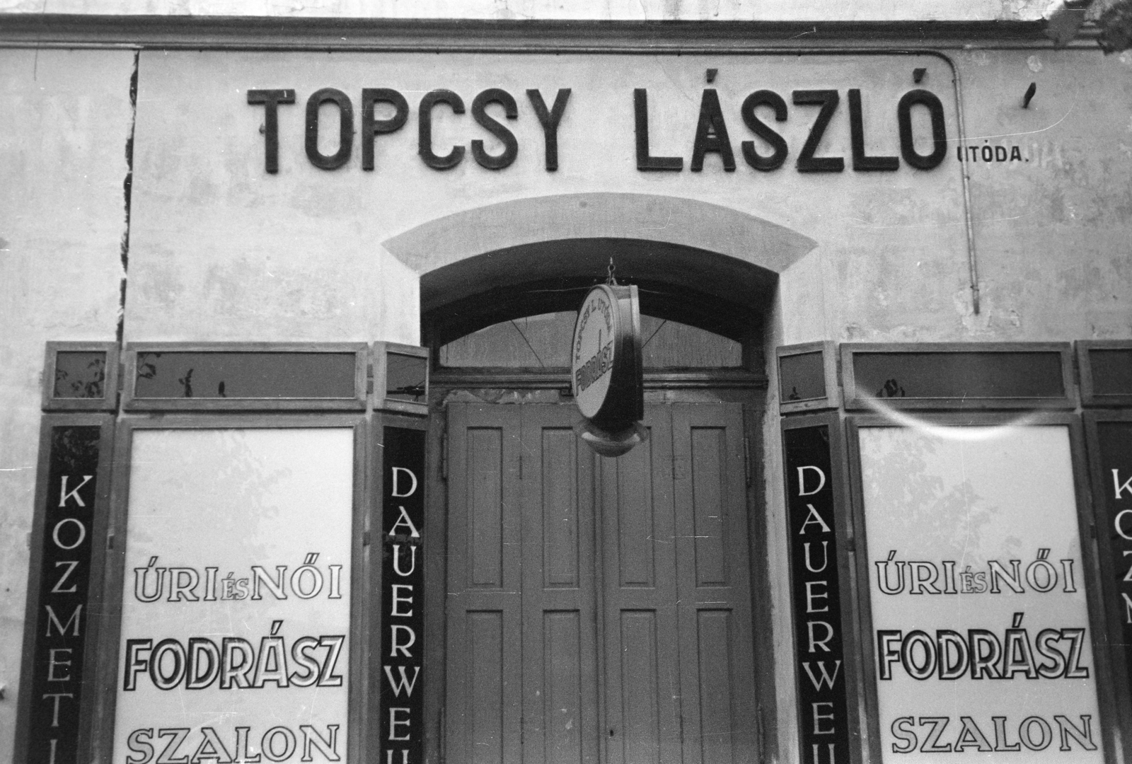Hungary, Makó, Fő tér, Topcsy László fodrász üzlete., 1940, Horváth József, Best of, hairdresser, sign-board, store display, Closed Shop, Fortepan #265381