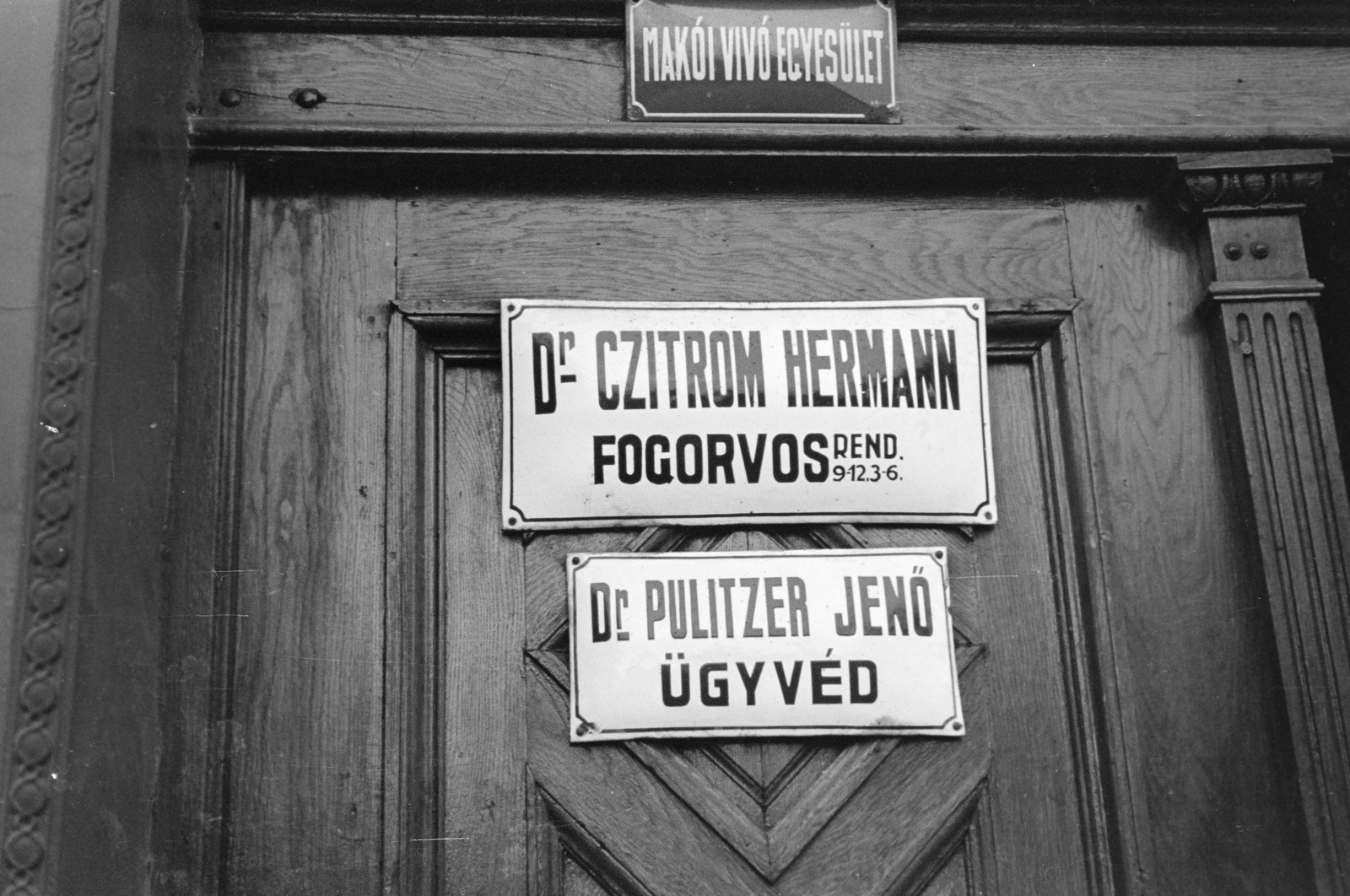 Hungary, Makó, Széchenyi tér, Makói Vívó Egyesület., 1940, Horváth József, Best of, enamel sign, dentist, lawyer, Fortepan #265382