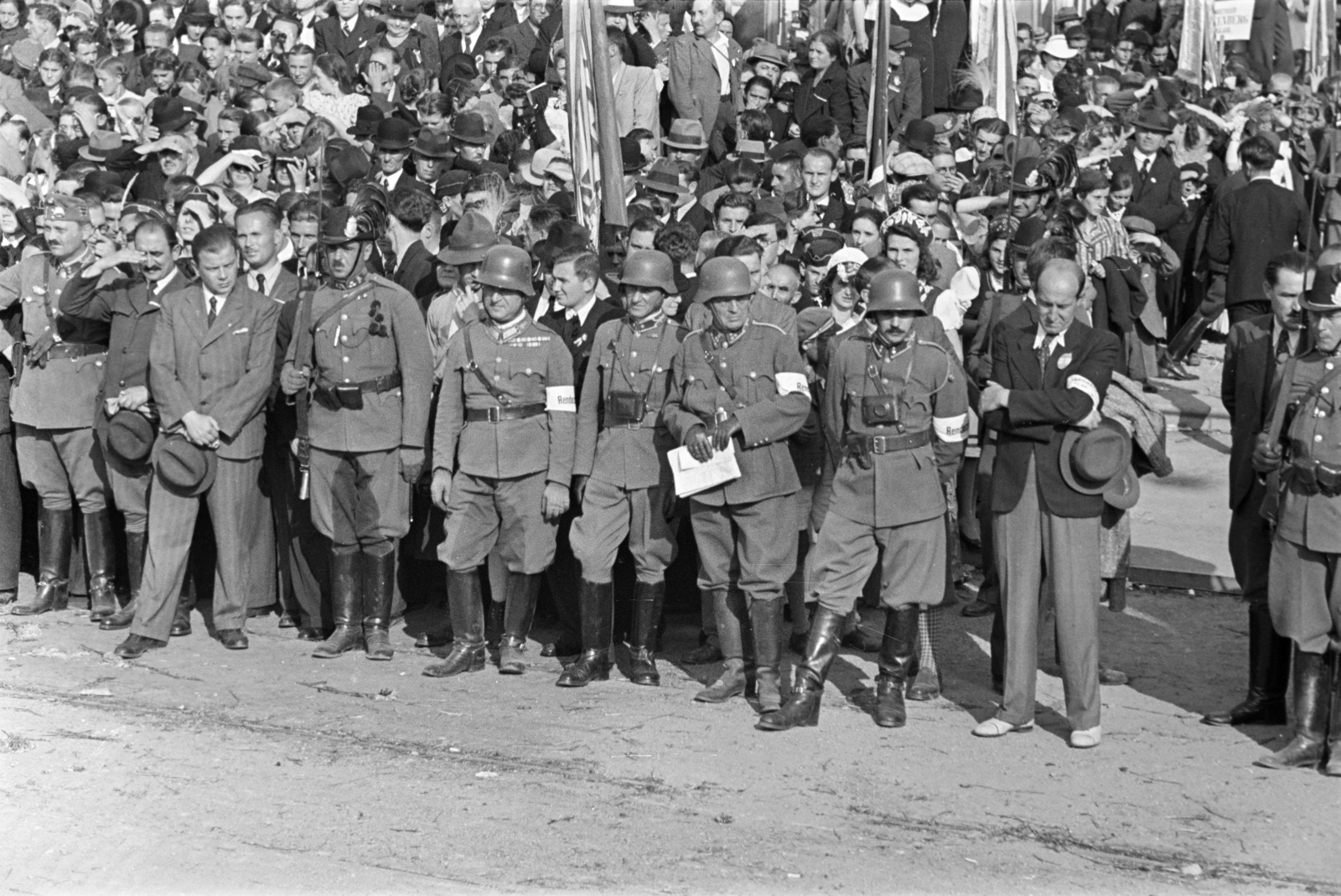 Romania,Transylvania, Oradea, Szent László tér (Piata Unirii), a felvétel 1940. szeptember 7-én a kormányzói fogadó ünnepségen, a magyar csapatok bevonulása idején készült., 1940, Horváth József, armband, hat in hand, gendarme, Fortepan #265390