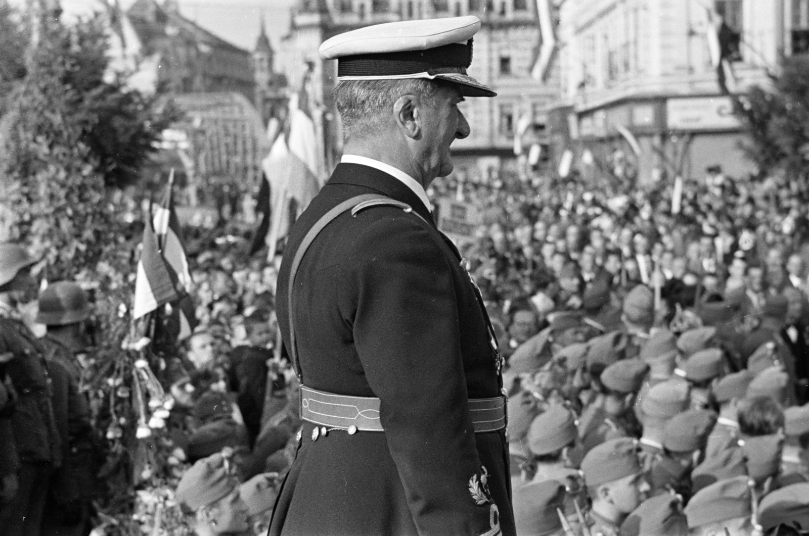 Romania,Transylvania, Oradea, Szent László tér (Piata Unirii), a dísztribünön Horthy Miklós kormányzó. A felvétel 1940. szeptember 7-én a kormányzói fogadó ünnepségen, a magyar csapatok bevonulása idején készült., 1940, Horváth József, celebrity, festive, Fortepan #265394